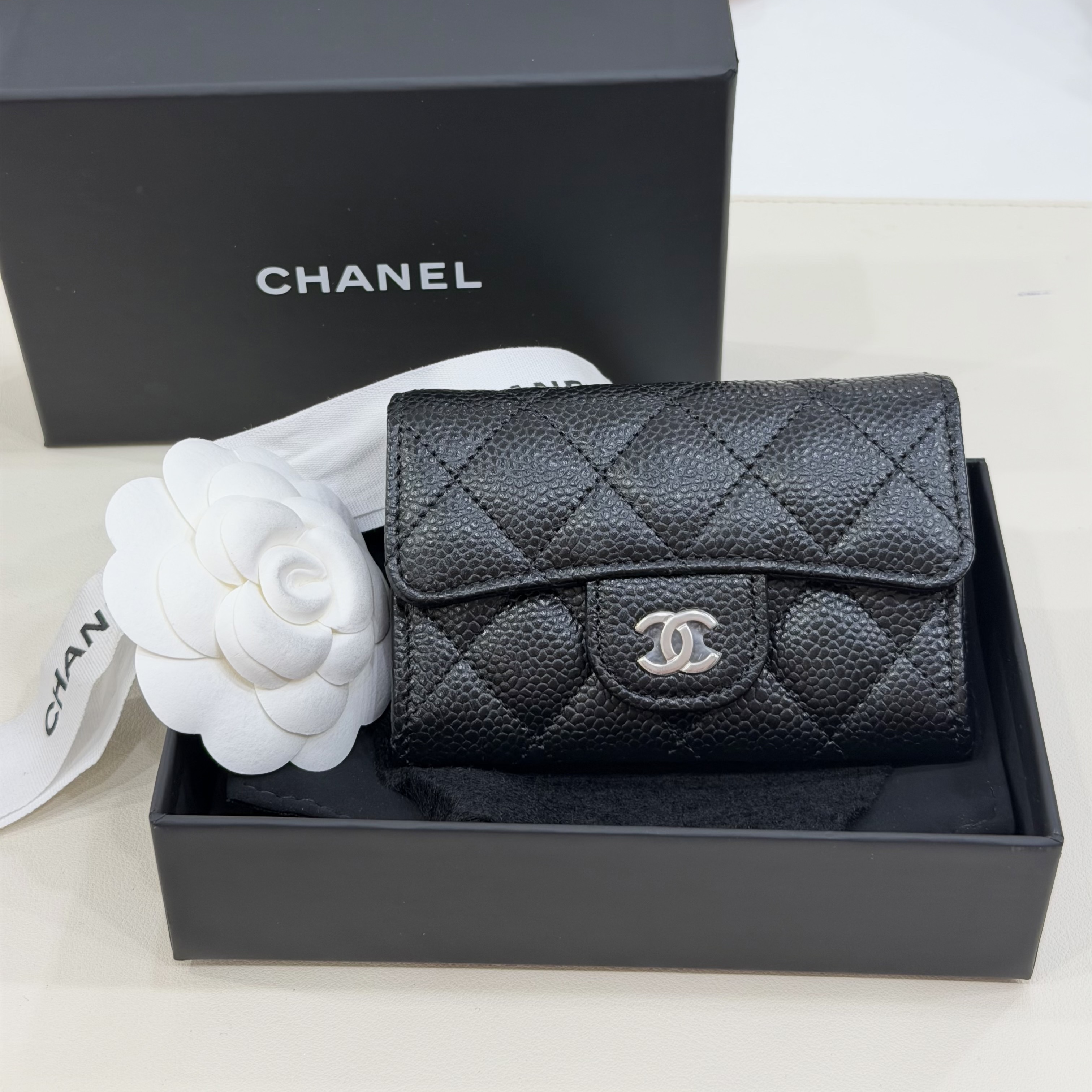Chanel Classic Card Holder Grained Calfskin & Silver Black 착용 스타일