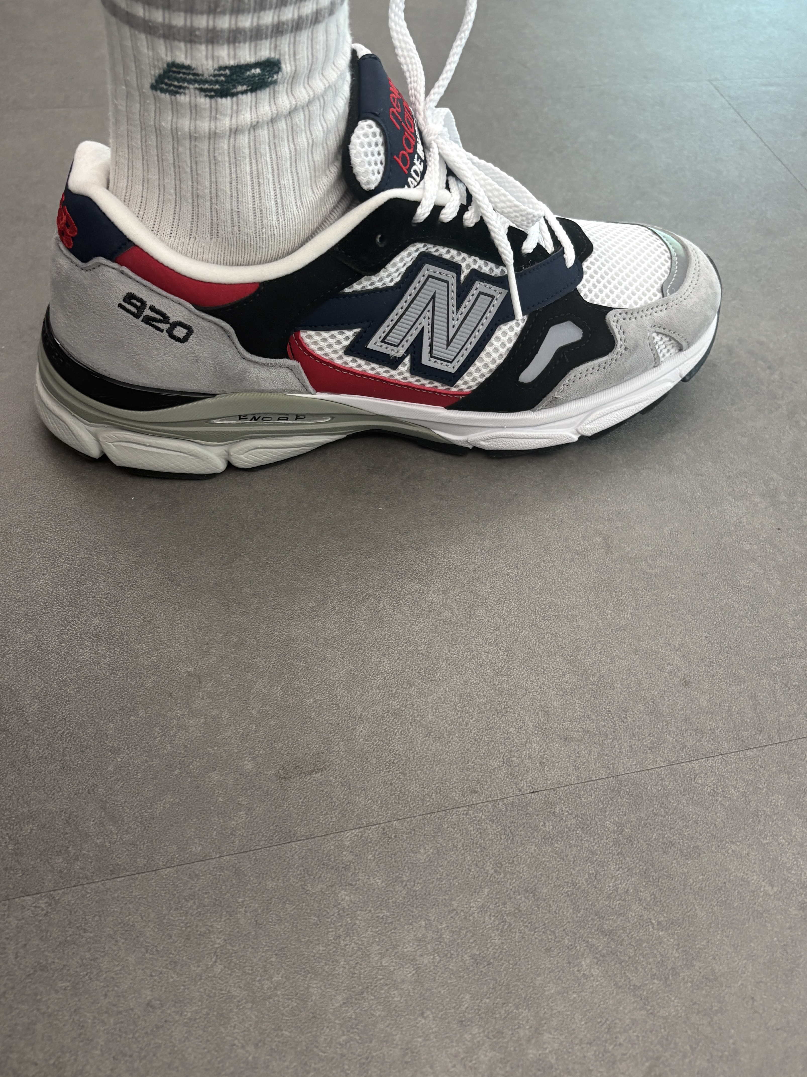 New Balance 920 Made in UK Silver Navy 착용 스타일 - 3