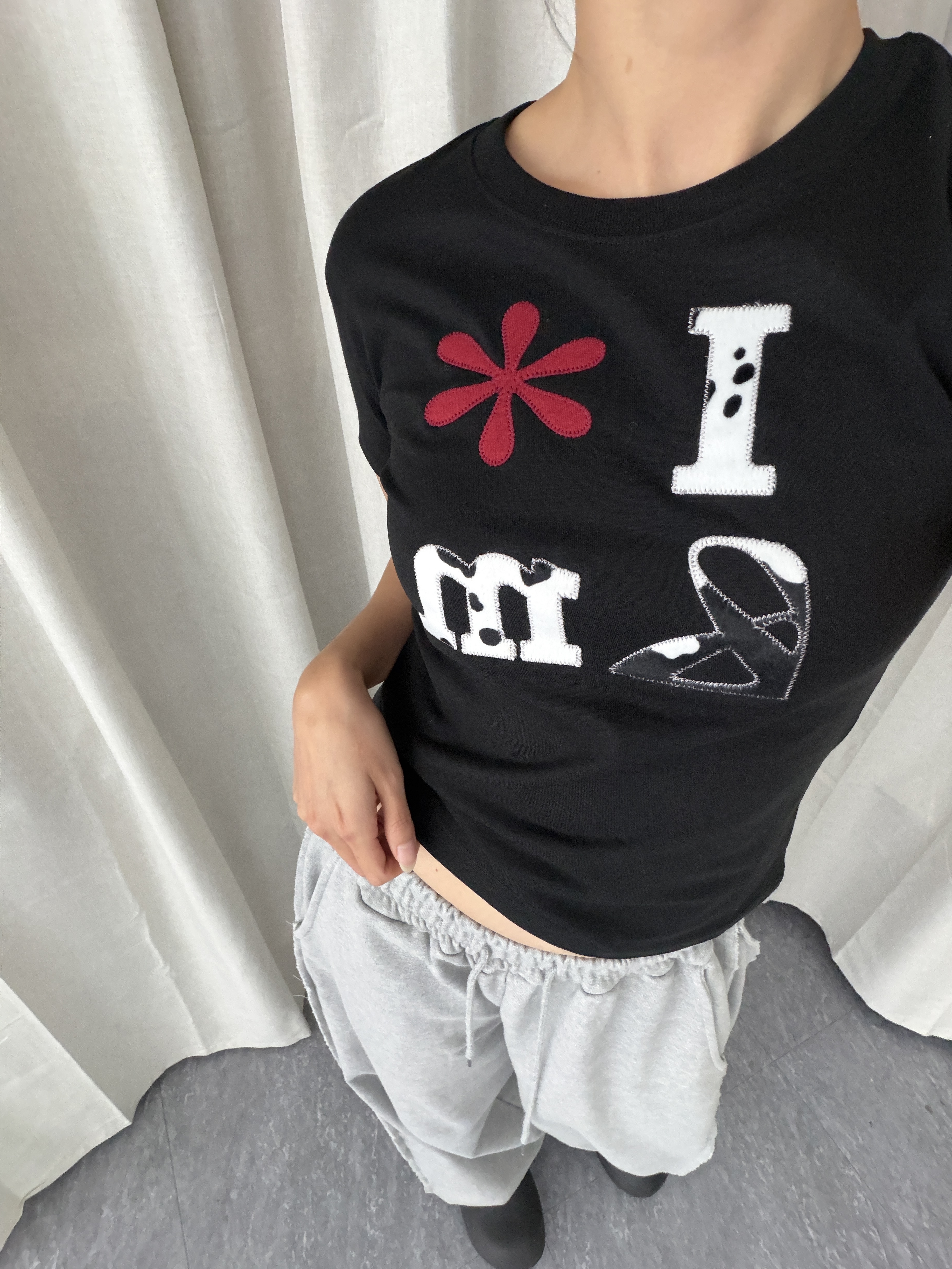 Riomeu Cow Applique Short Sleeve T-Shirt_Black 착용 스타일 - 2