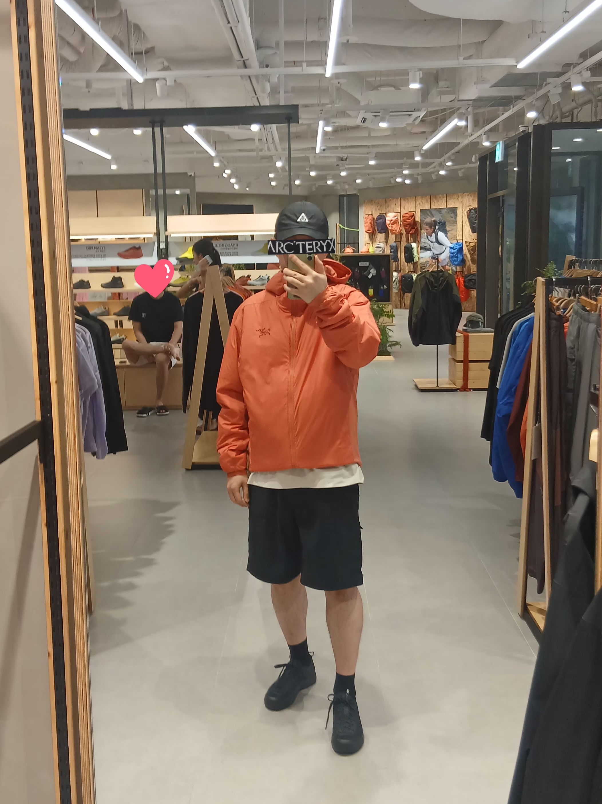 Nike ACG Trail Cap Black, Arc'teryx Envoy Grand Wall SS T-Shirt Sea Salt 착용 스타일 - 4