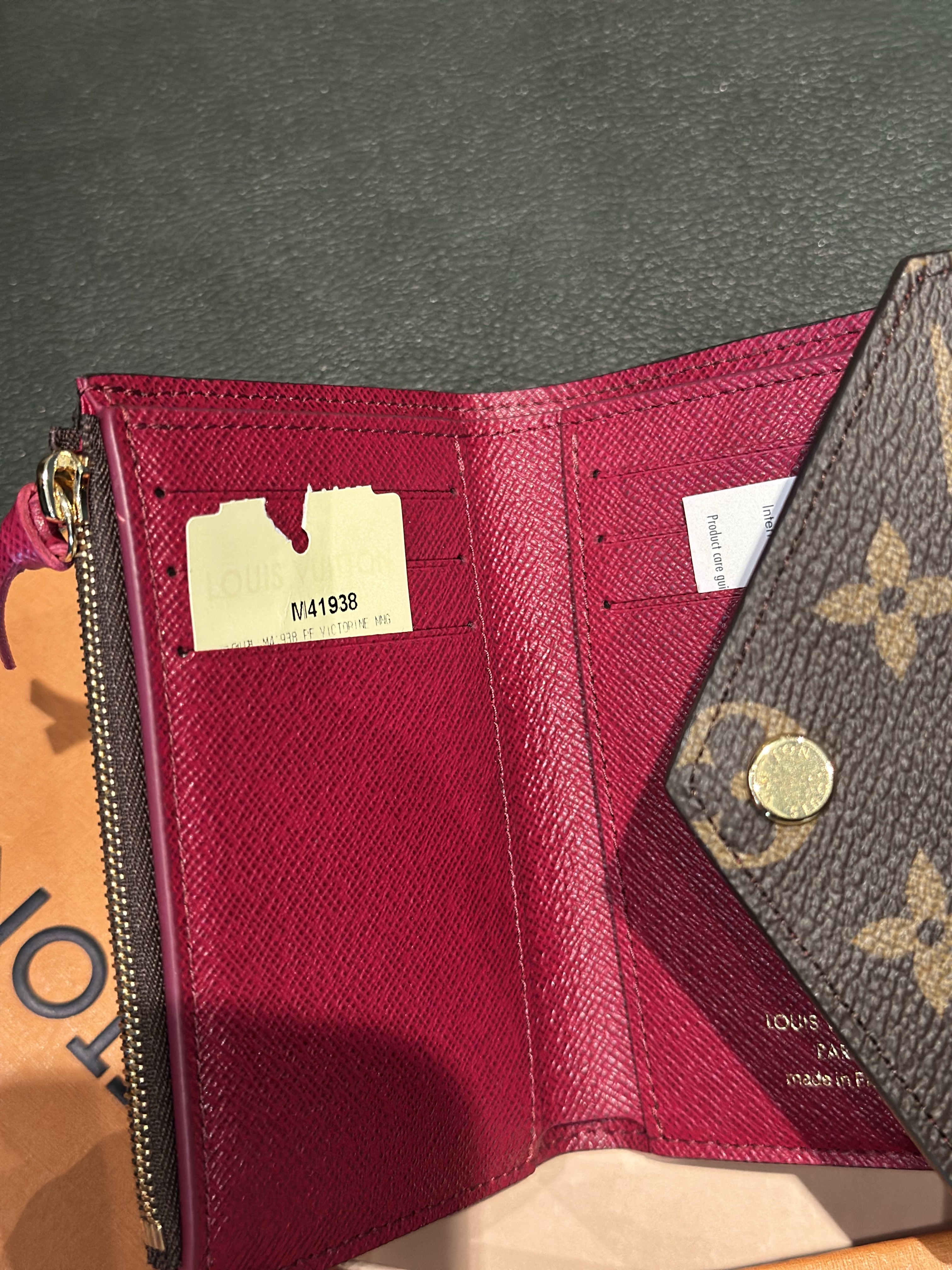 Louis Vuitton Victorine Wallet Monogram Fuchsia 착용 스타일 - 4