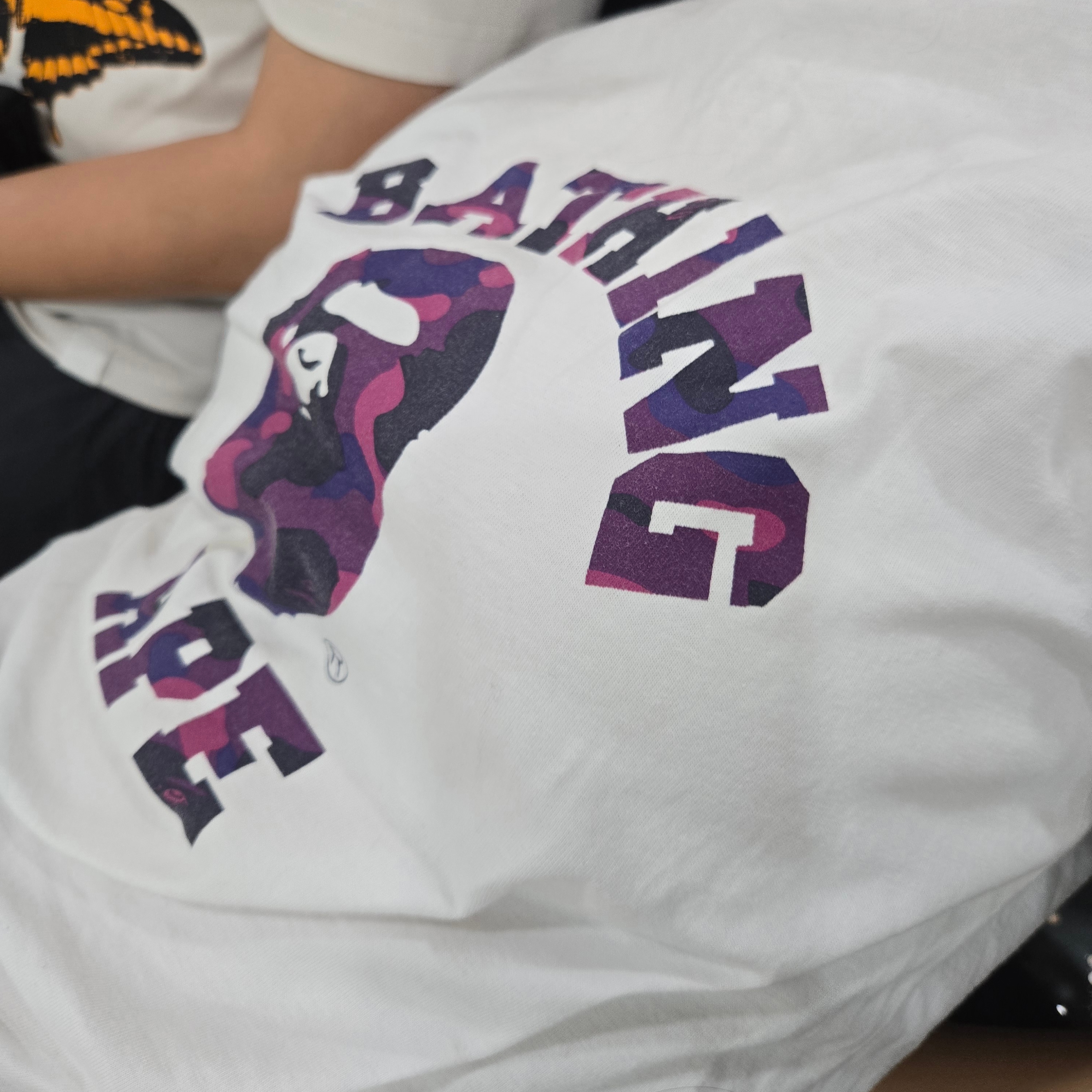 BAPE Color Camo College T-Shirt White Navy 착용 스타일