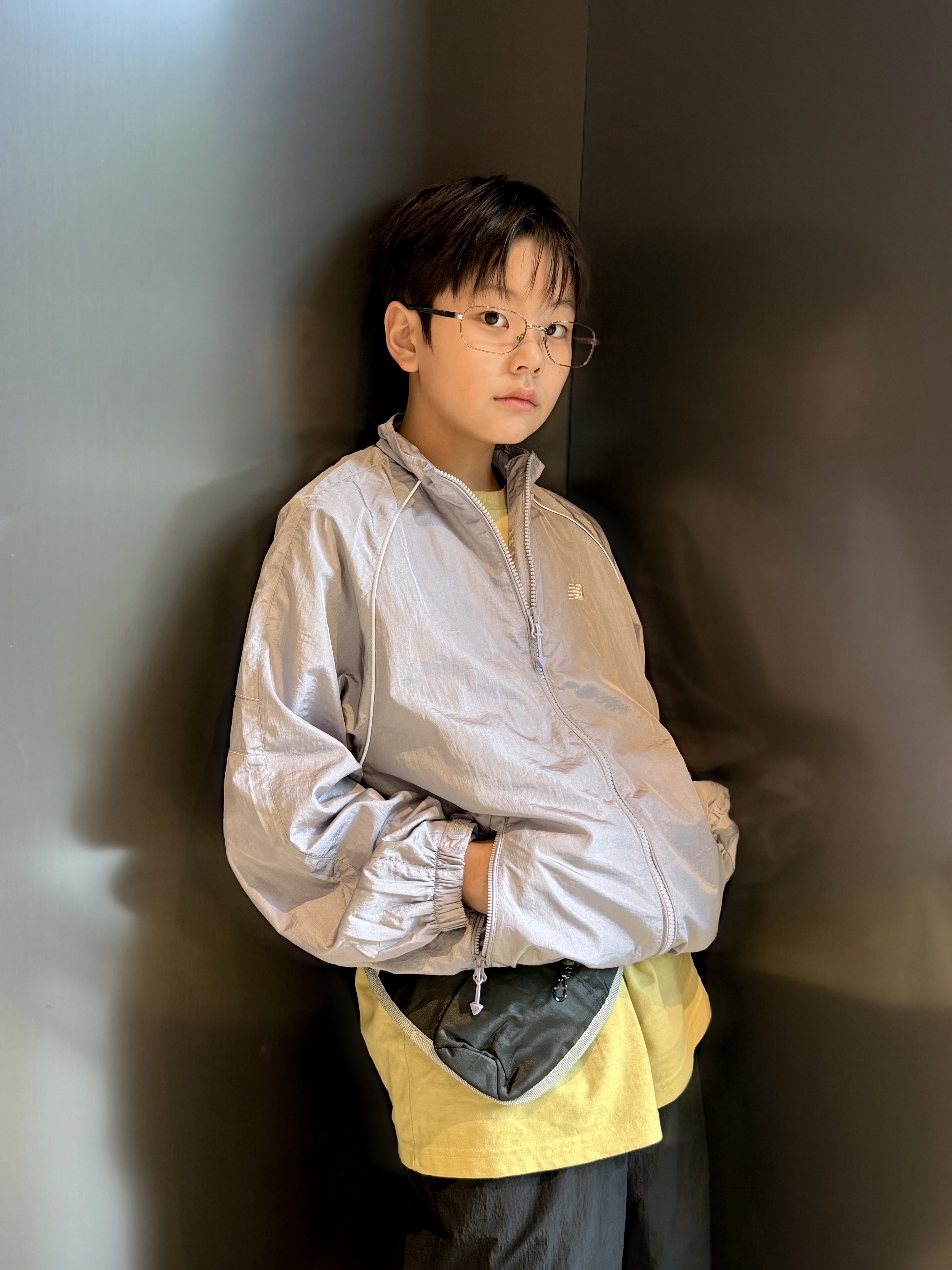 (Kids) New Balance Air Glossy Windbreaker Purple 착용 스타일 - 4