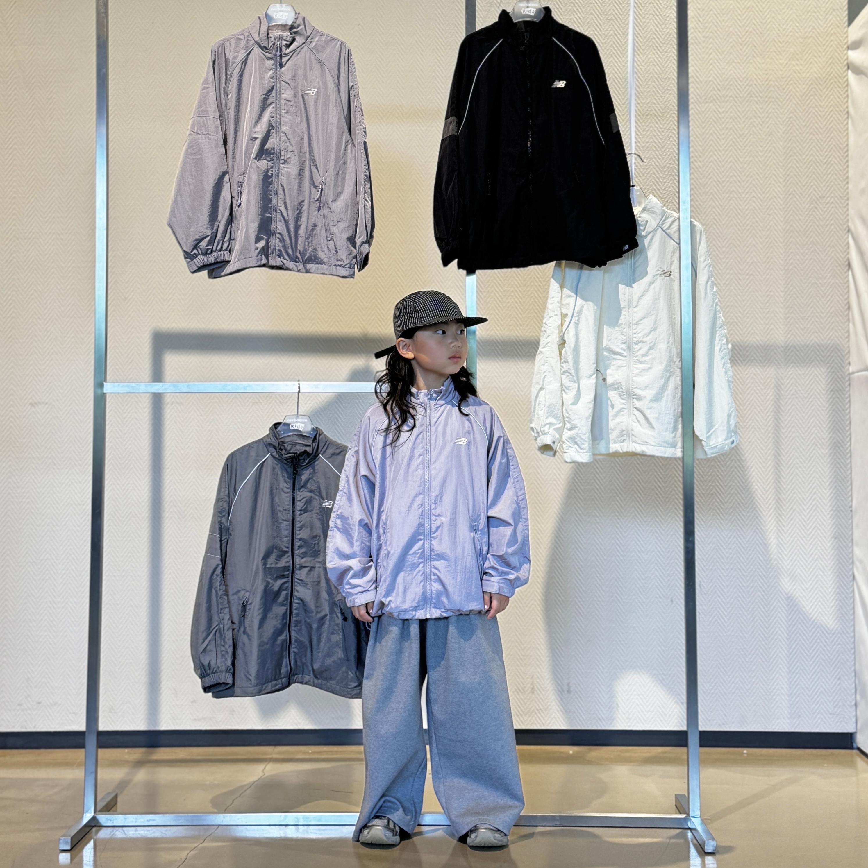 (Kids) New Balance Air Glossy Windbreaker Purple 착용 스타일 - 8