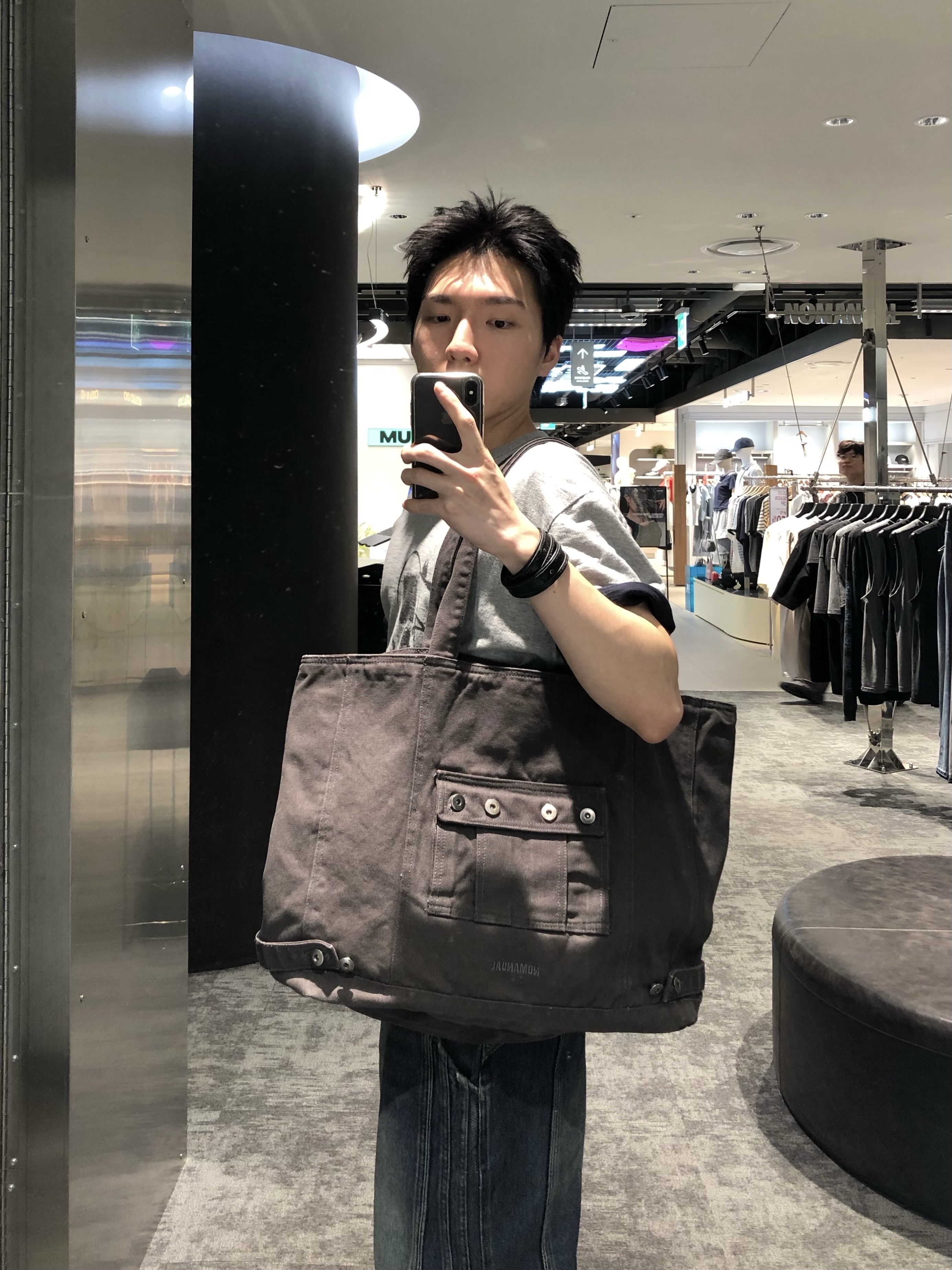 NOMANUAL 4R Pocket Tote Bag Washed Charcoal 착용 스타일