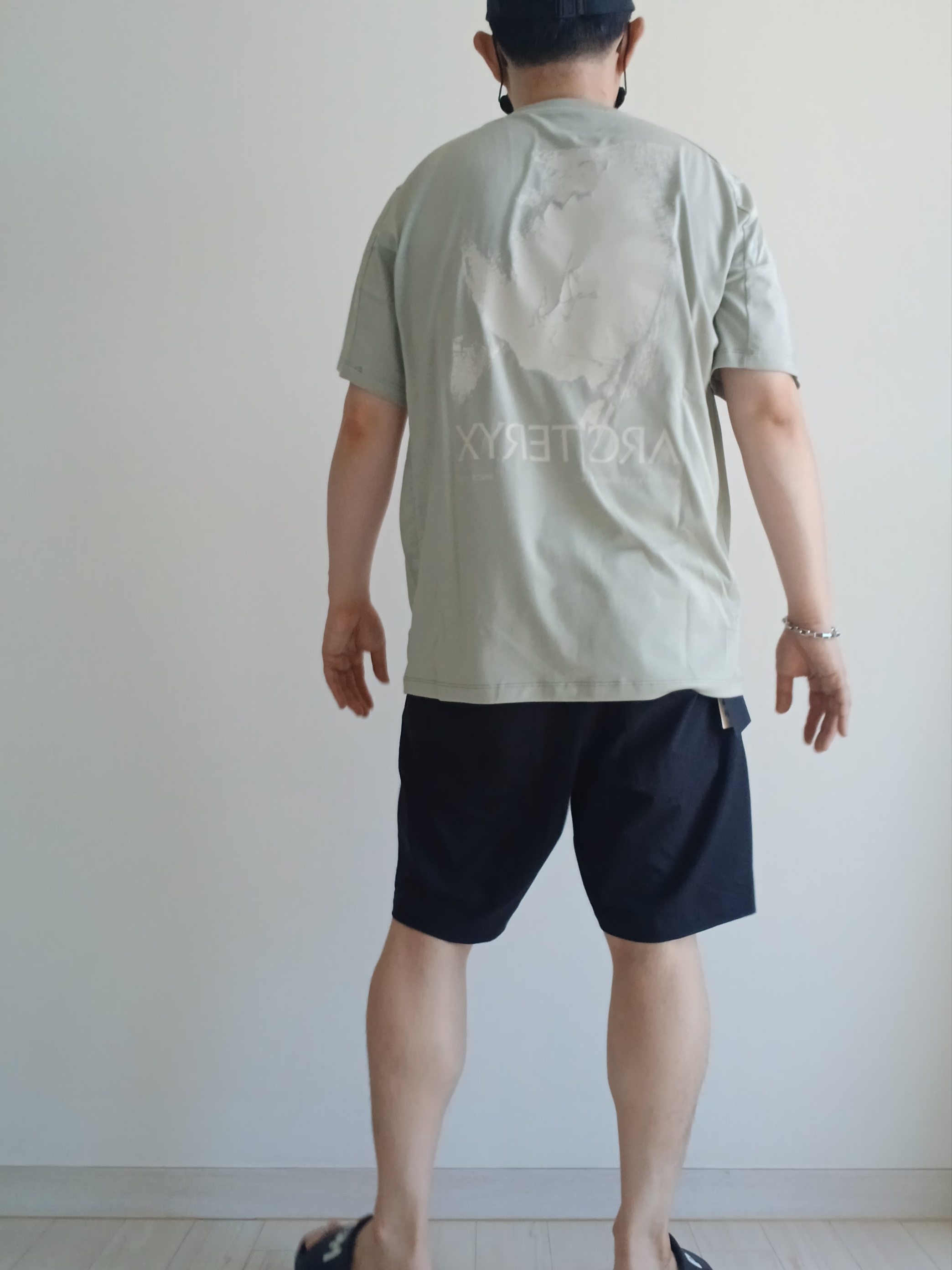 Arc'teryx Bird Word Cap 24K Black, Arc'teryx Kragg Cotton Short 9 Inch Black 착용 스타일 - 1