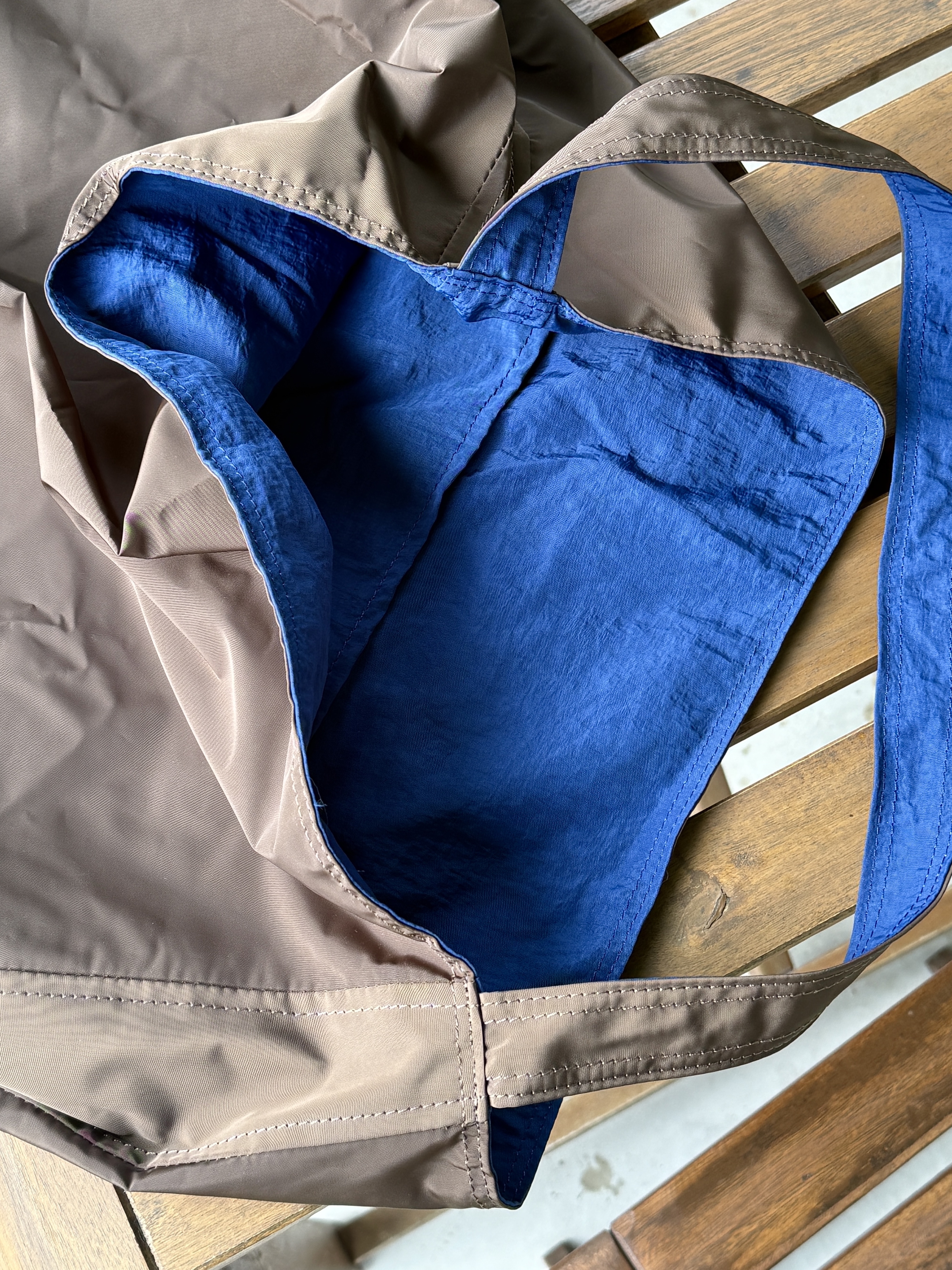 Hah Archive Reversible Shoulder Bag Brown / Blue, AMOU Essential Bermudapants 착용 스타일 - 4