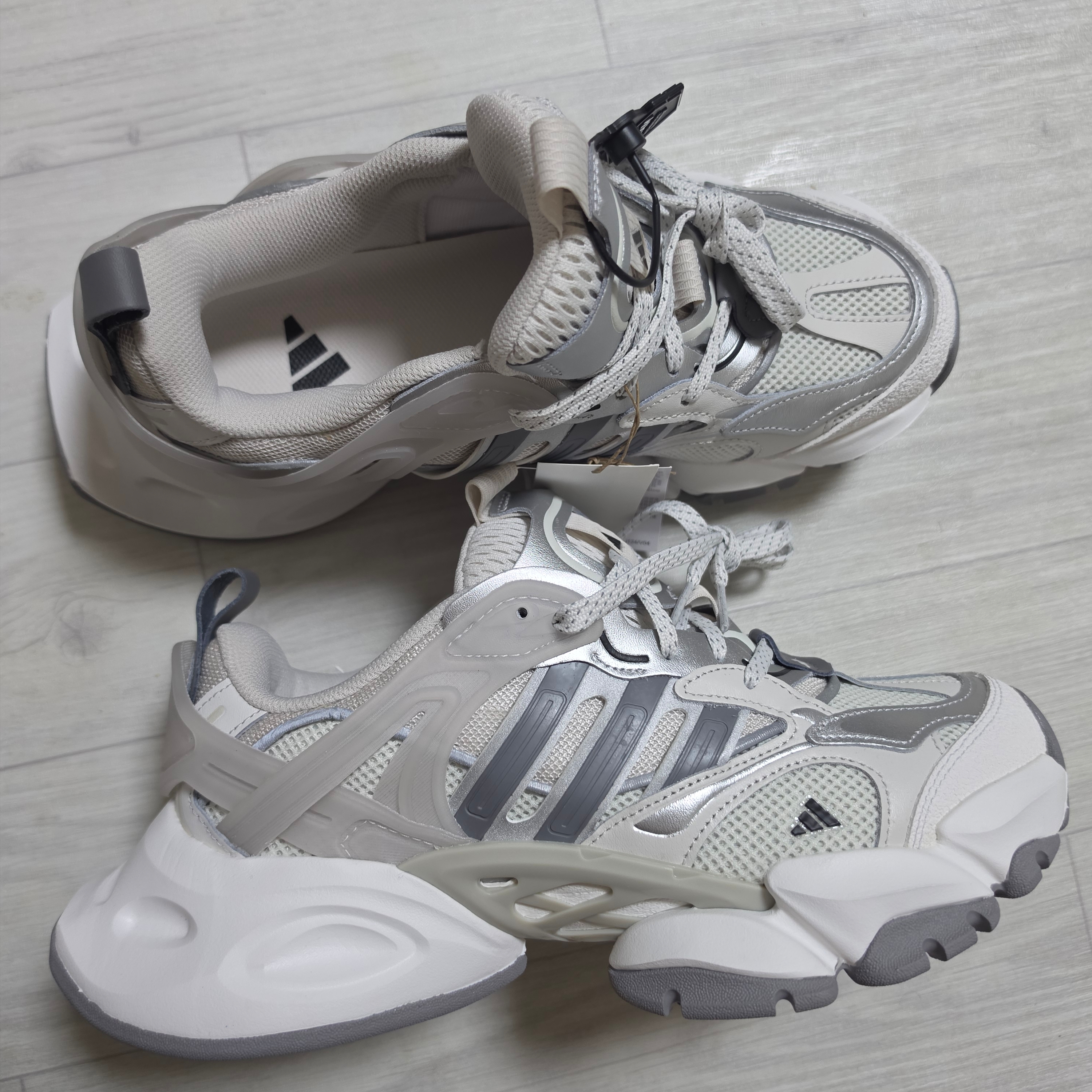 Adidas XLG Runner Deluxe Grey Silver White 착용 스타일