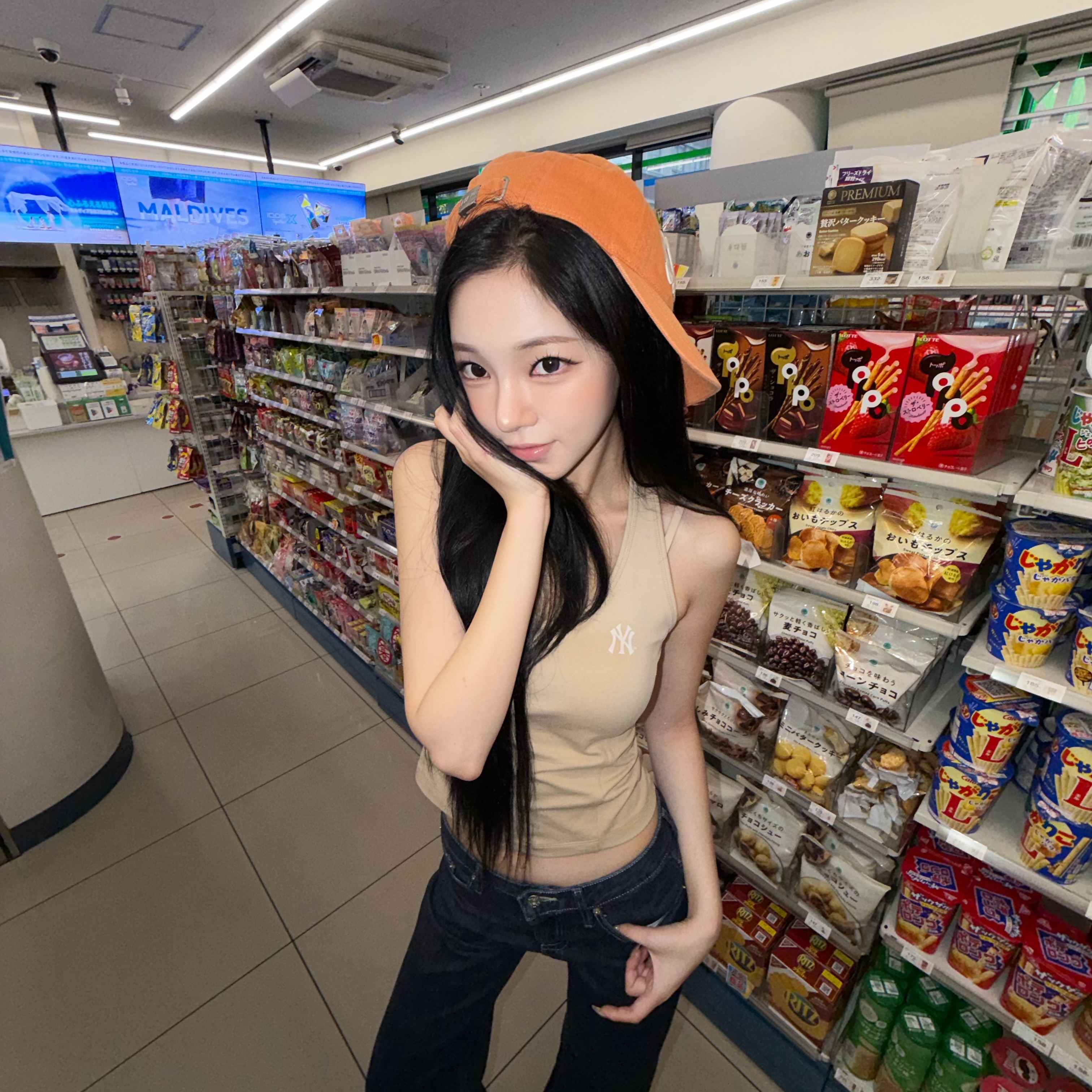 MLB x Kiss Of Life New York Yankees Basic Washing Unstructured Ball Cap Orange, (W) MLB x Kiss Of Life New York Yankees Sweat Halterneck Sleeveless T-Shirt Light Beige 착용 스타일 - 2