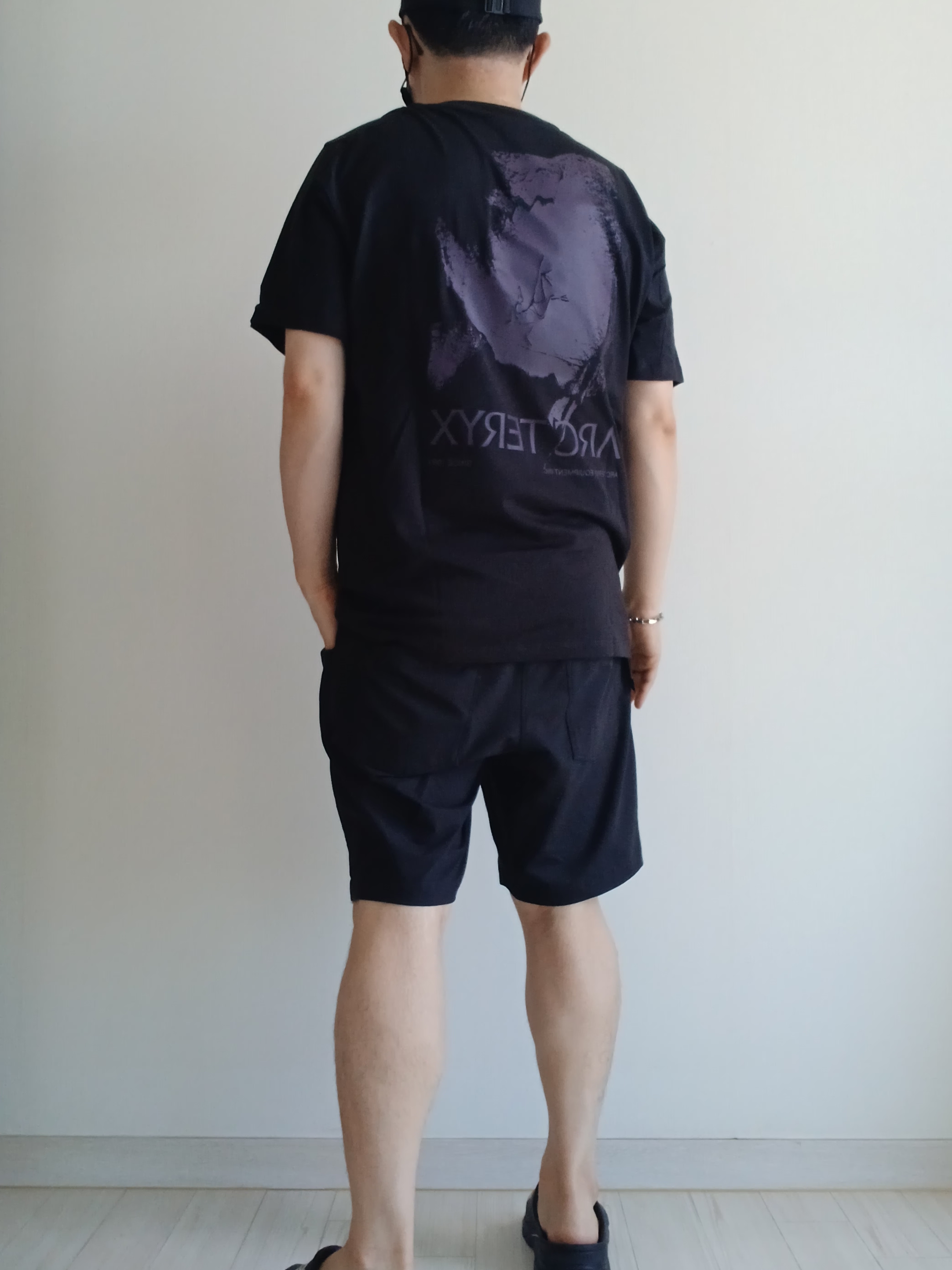 Arc'teryx Kragg SL Cotton Cacodaemon SS T-Shirt Black Moondrop, Arc'teryx Kragg Cotton Short 9 Inch Black 착용 스타일 - 2
