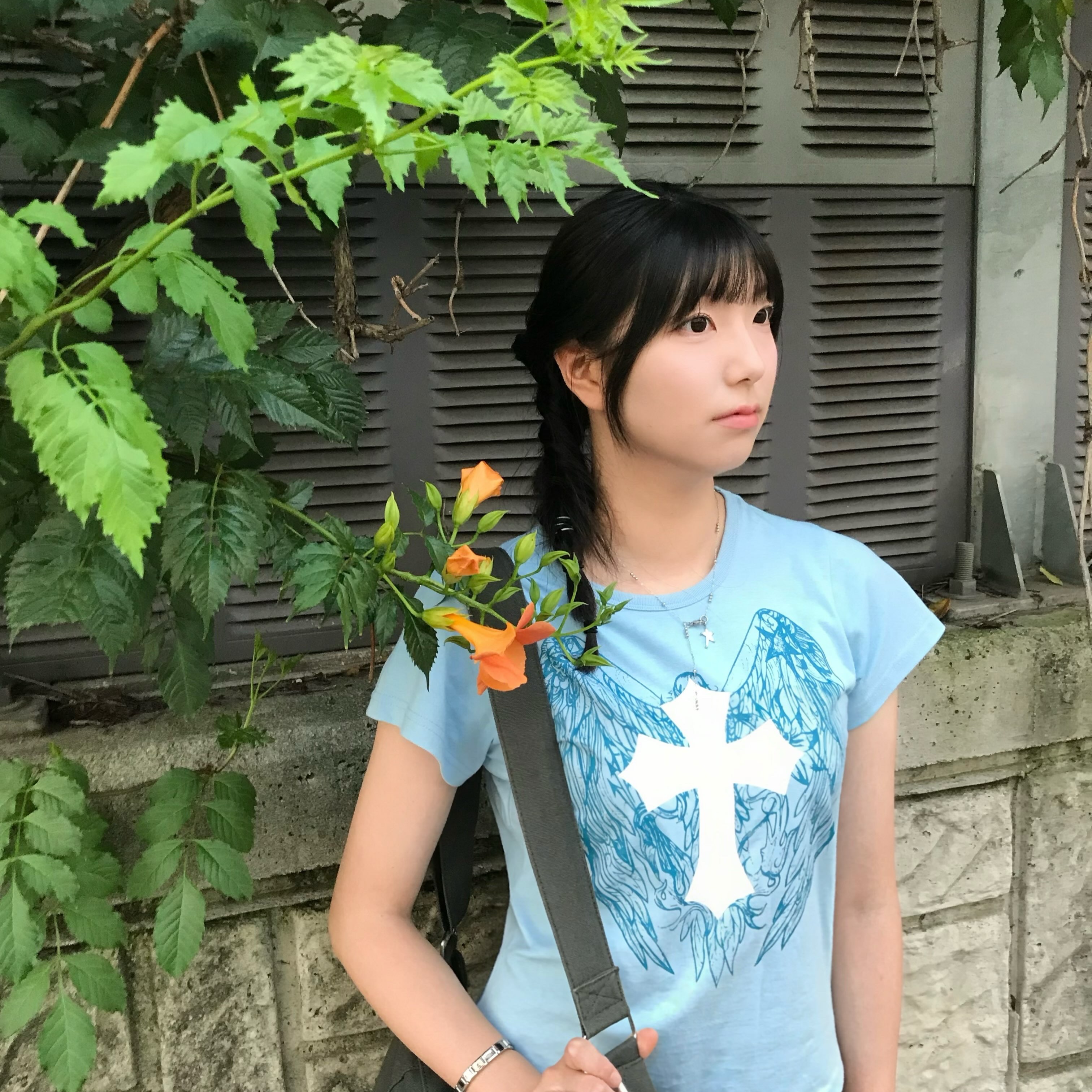 SLOW RECORD HOUSE Cross Wing T-Shirt Blue 착용 스타일 - 2