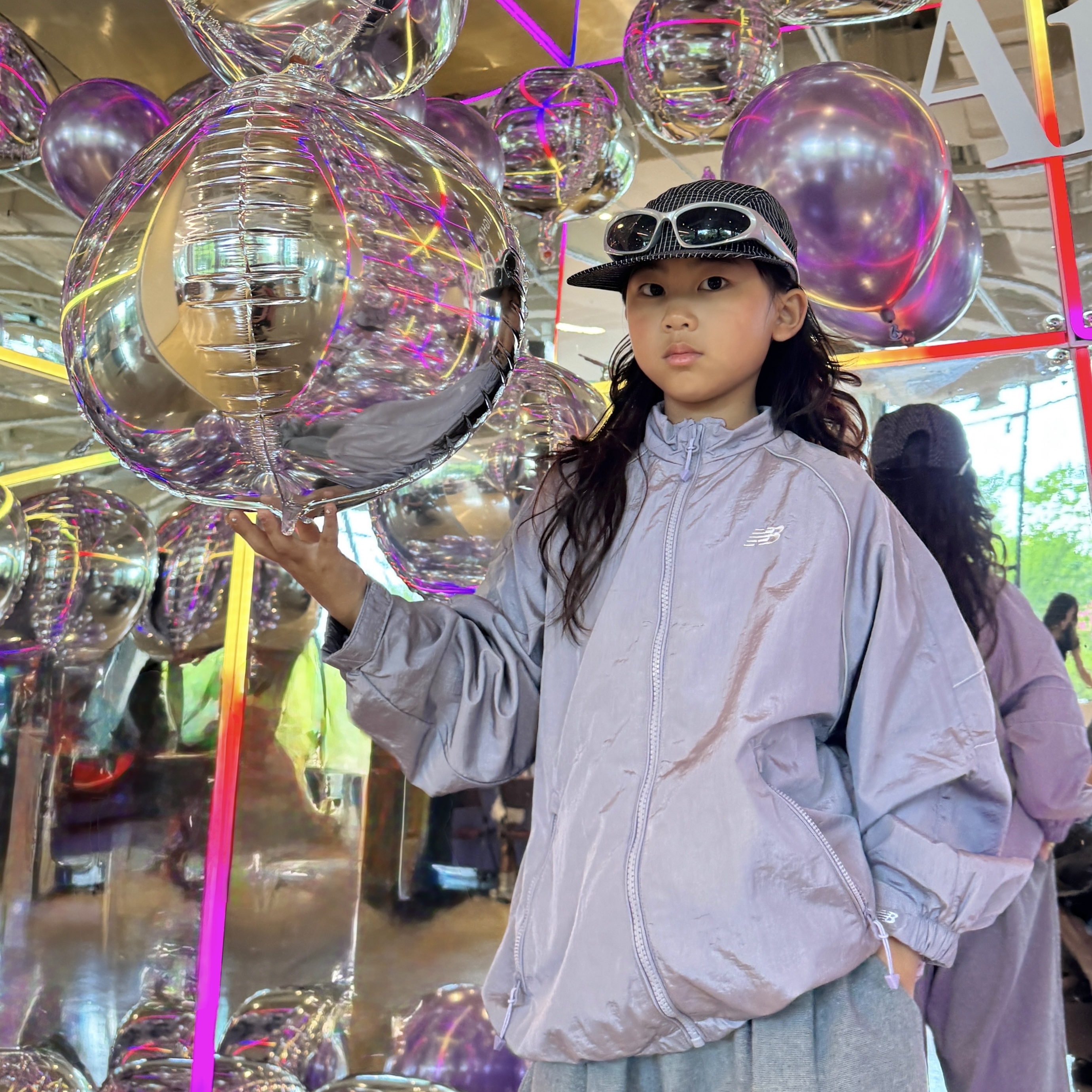 (Kids) New Balance Air Glossy Windbreaker Purple 착용 스타일 - 3