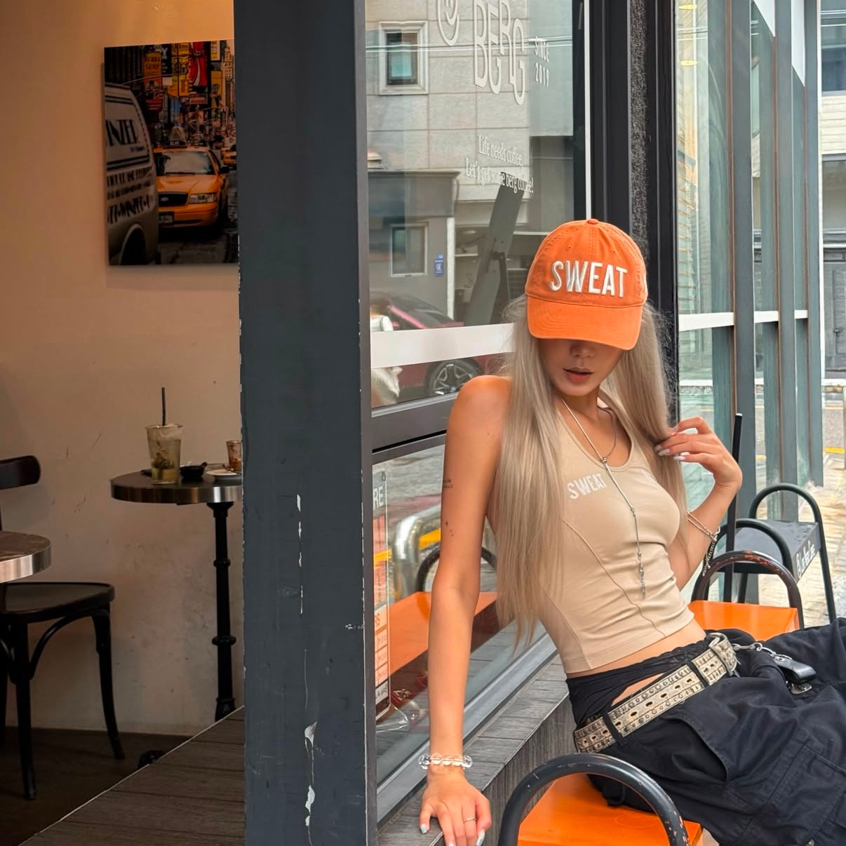 MLB x Kiss Of Life New York Yankees Basic Washing Unstructured Ball Cap Orange, (W) MLB x Kiss Of Life New York Yankees Sweat Halterneck Sleeveless T-Shirt Light Beige 착용 스타일 - 3