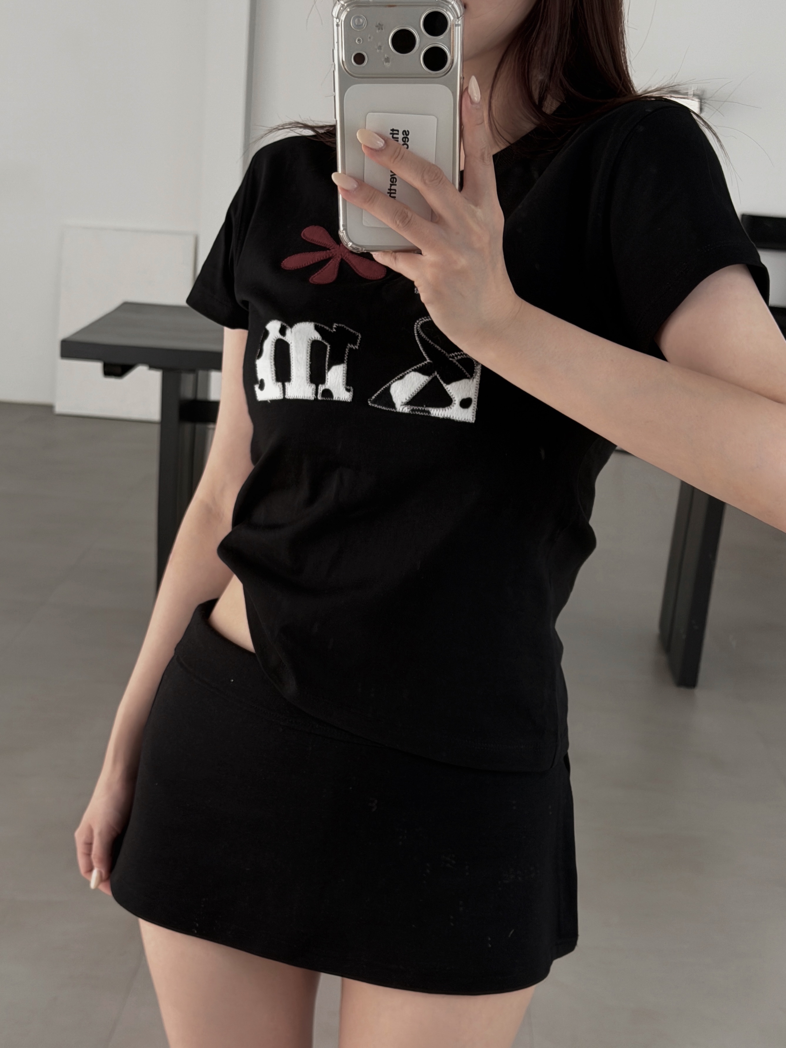 Riomeu Cow Applique Short Sleeve T-Shirt_Black 착용 스타일
