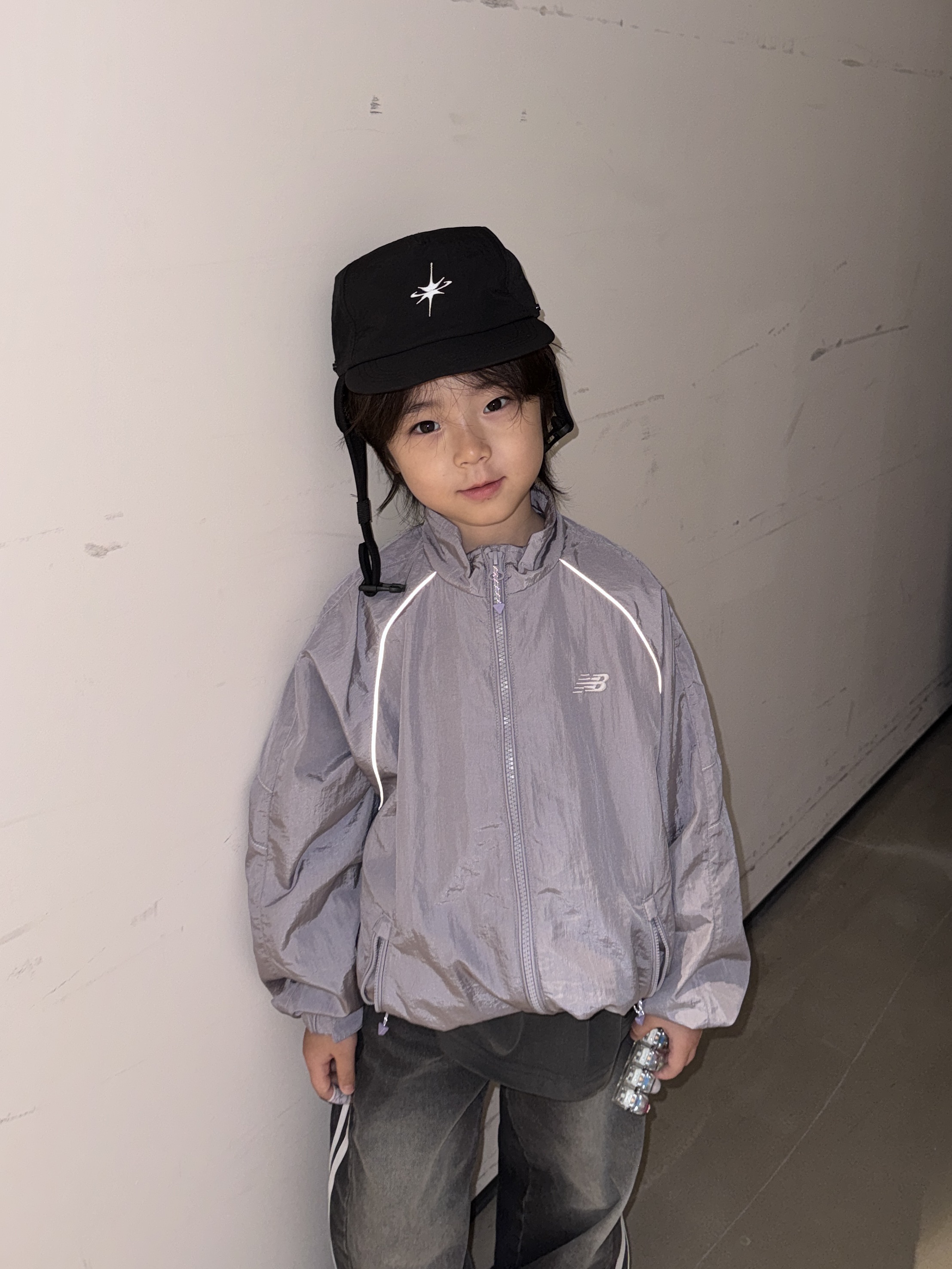 (Kids) New Balance Air Glossy Windbreaker Purple 착용 스타일 - 1