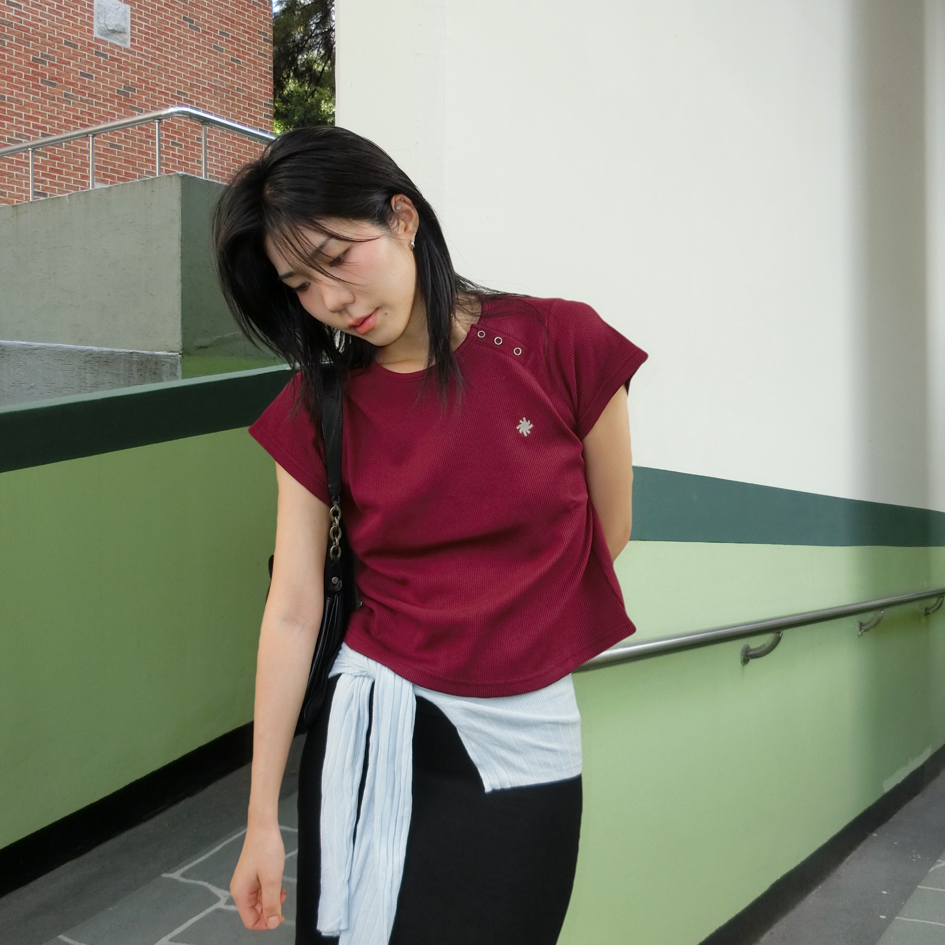SLOW RECORD HOUSE Henley Neck Eyelet T-Shirt Burgundy 착용 스타일 - 4