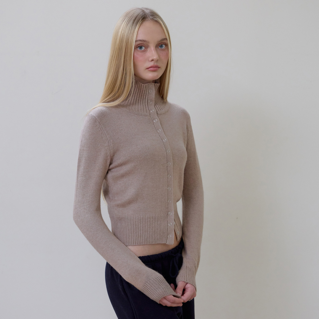 로제프란츠 하이넥 아일렛 가디건 [베이지](Rosefrantz High Neck Eyelet Cardigan [Beige]) - 3