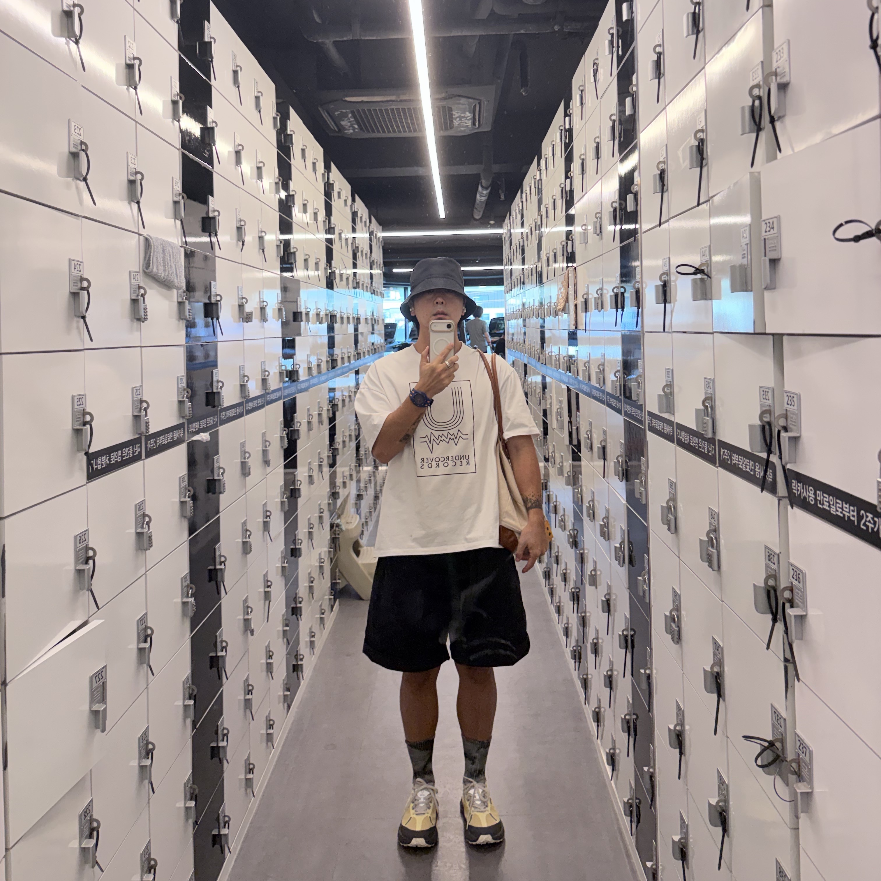 Nanamica Chino Hat Navy, Undercover UB0D3804 Cotton T-Shirt White 착용 스타일 - 2