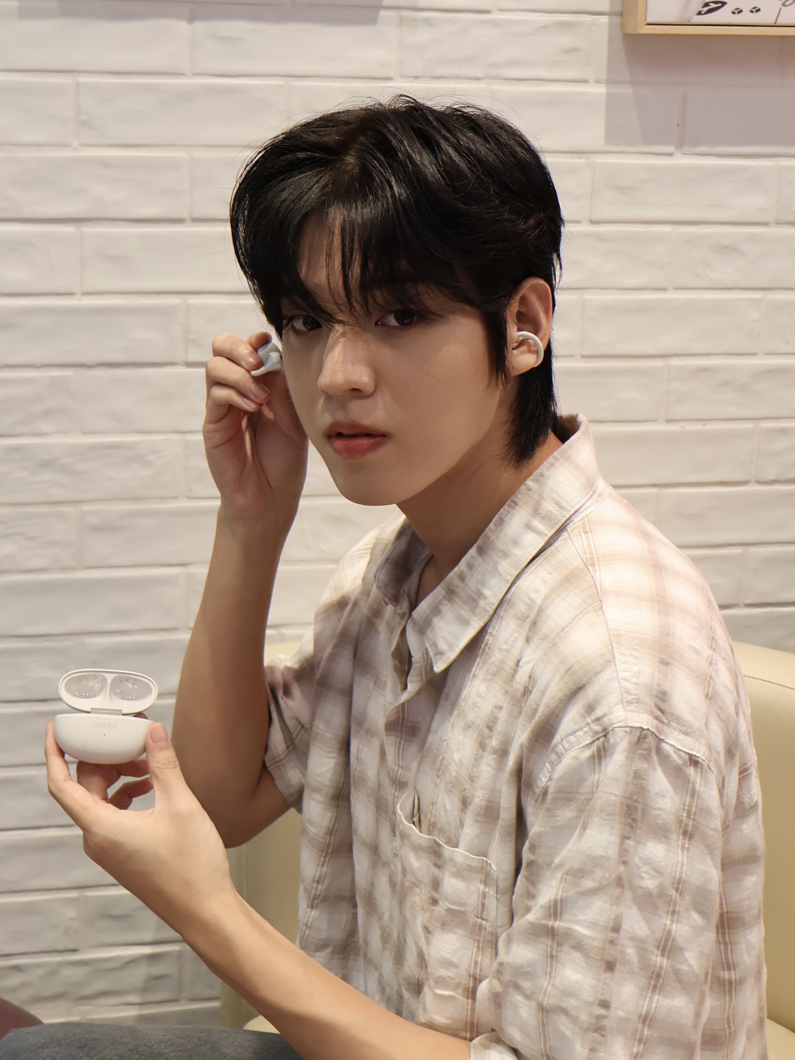 Edifier Comfo Bass Open-Ear Bluetooth Earbuds - Silver 착용 스타일 - 1
