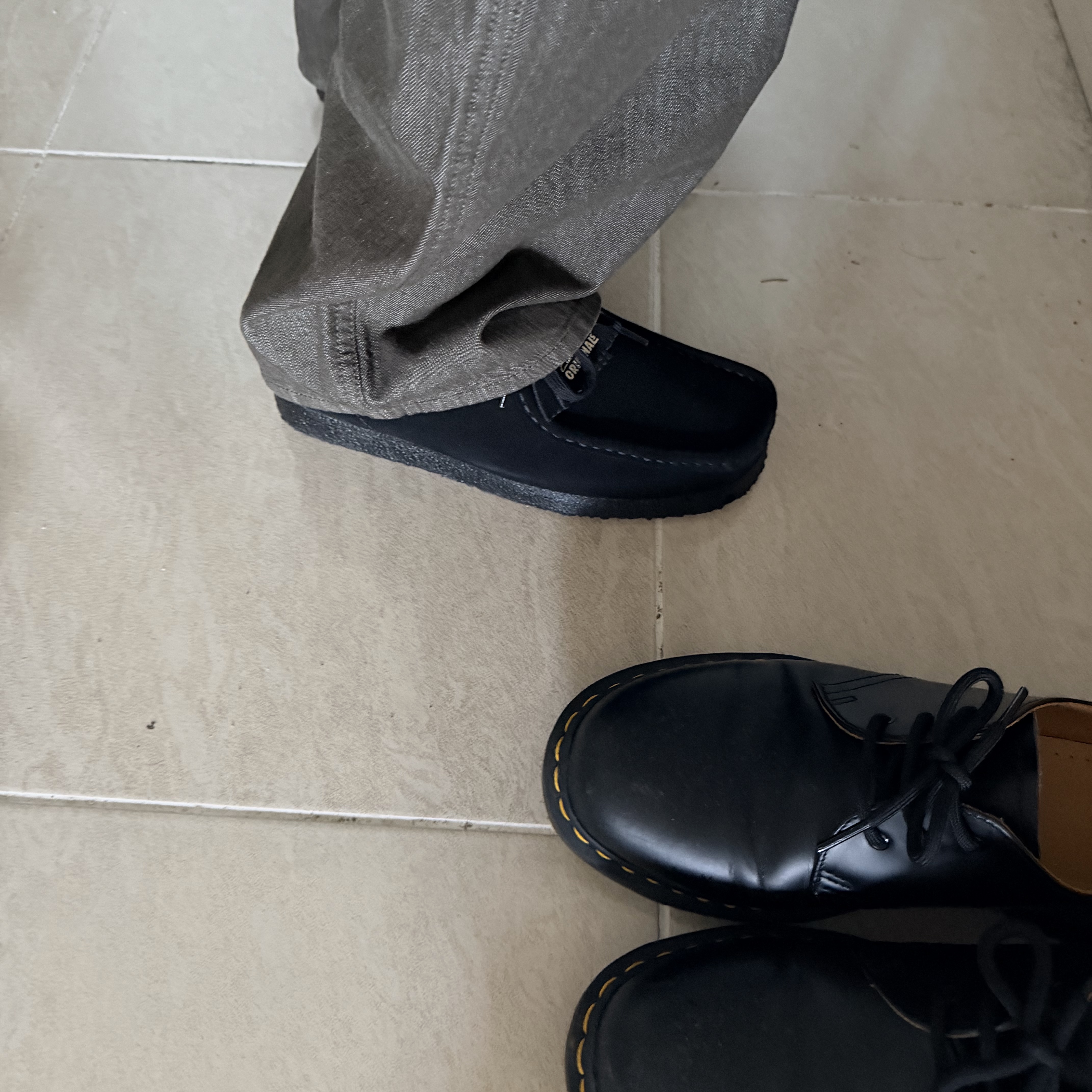 Clarks Wallabee Black Suede, Dr. Martens 1461 Smooth Black 착용 스타일 - 1