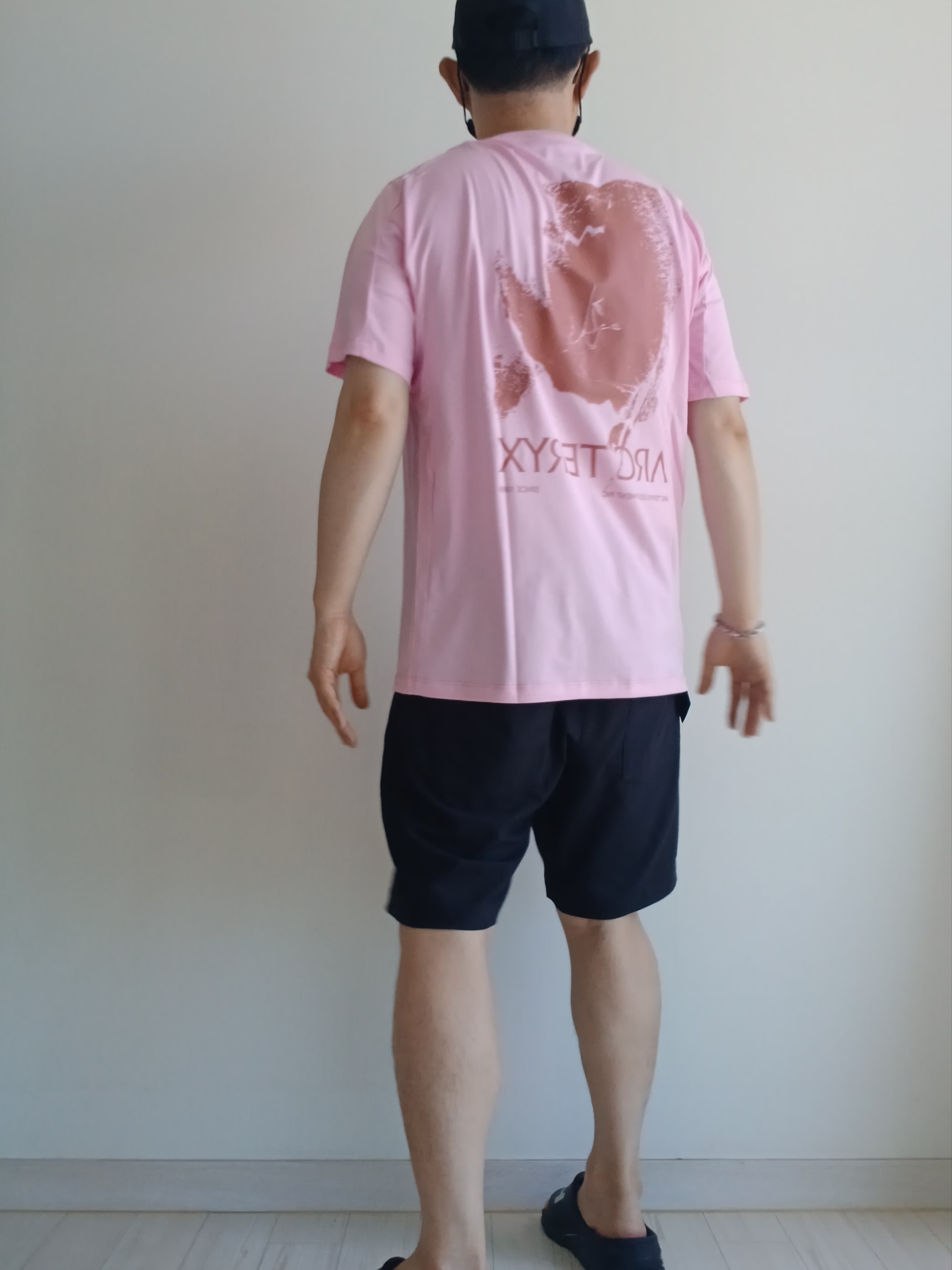 Arc'teryx Bird Word Cap 24K Black, Arc'teryx Kragg Cotton Short 9 Inch Black 착용 스타일 - 1