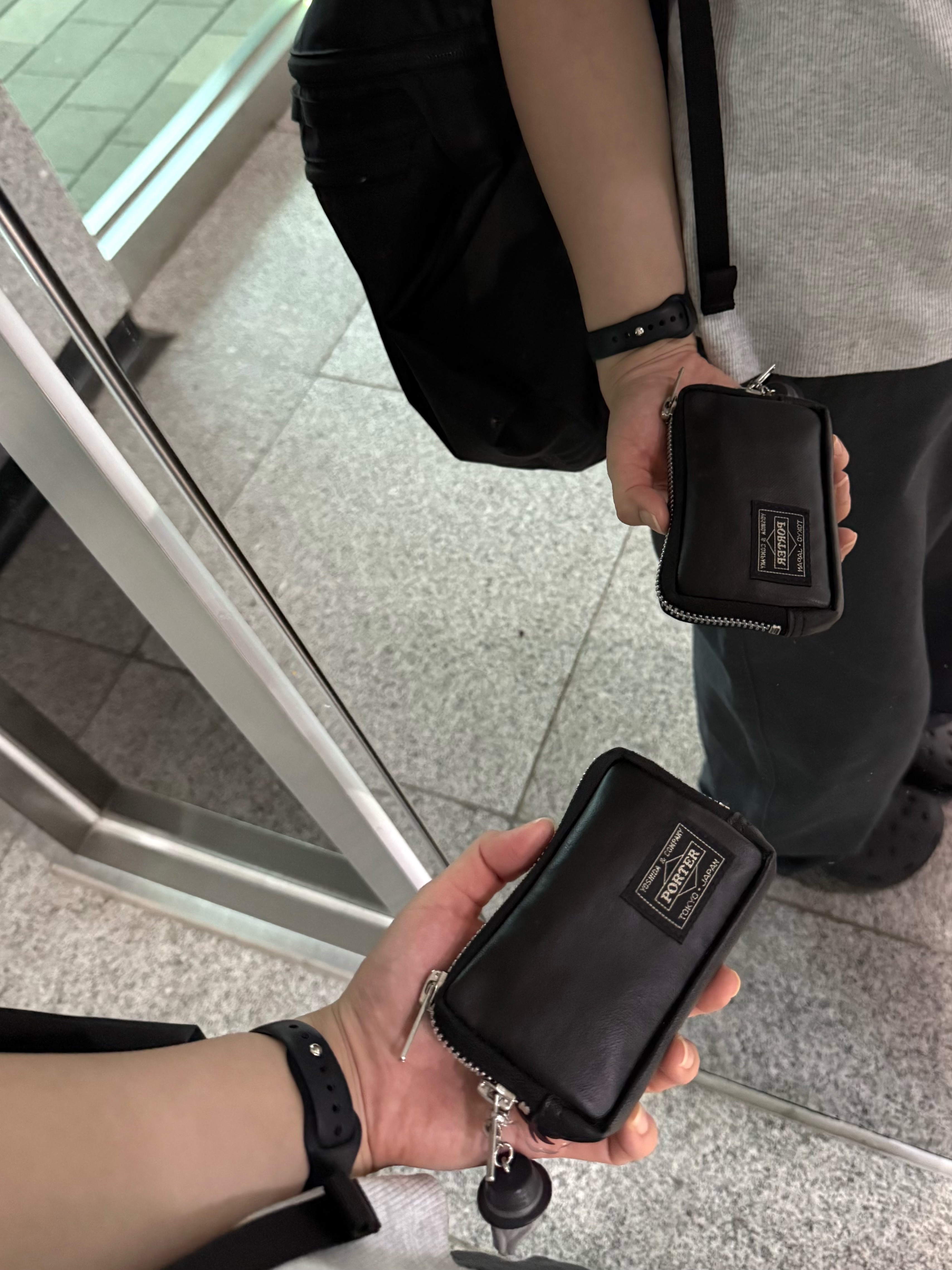 Porter Freestyle Multi Coin Case Black, (W) Crocs Classic Platform Clog Black 착용 스타일