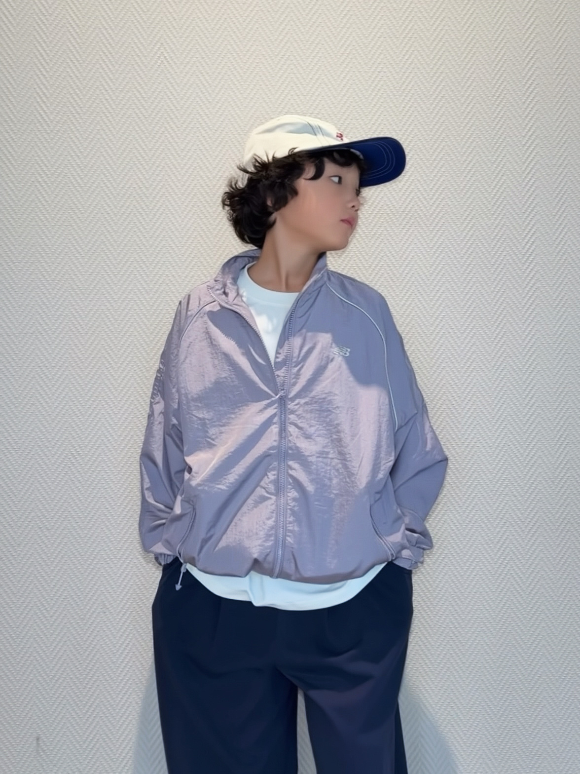 (Kids) New Balance Air Glossy Windbreaker Purple 착용 스타일 - 1
