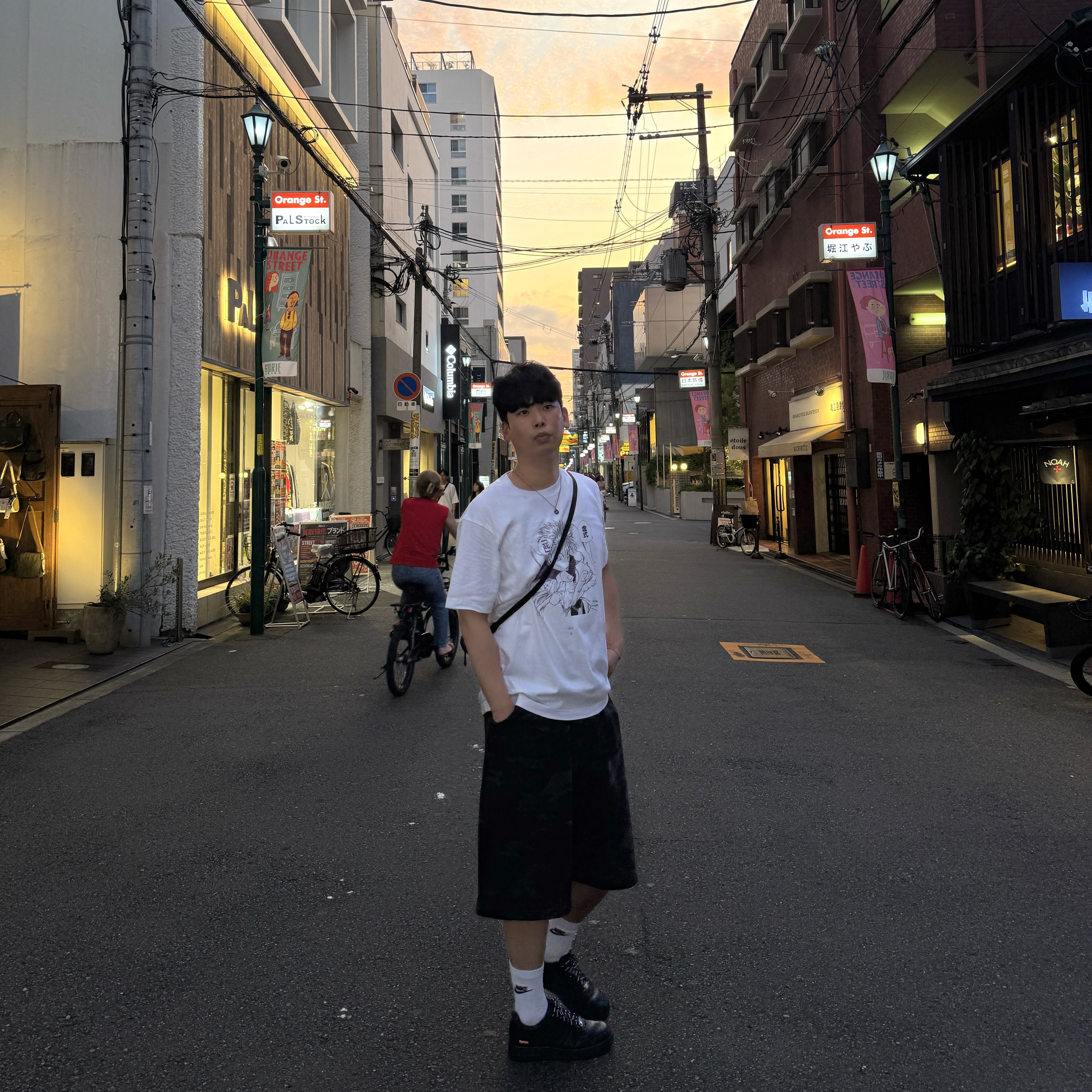 Uniqlo UT Shueisha 100th Anniversary Jujutsu Kaisen T-Shirt White, Arc'teryx Heliad 6 Crossbody Bag Black 착용 스타일 - 2