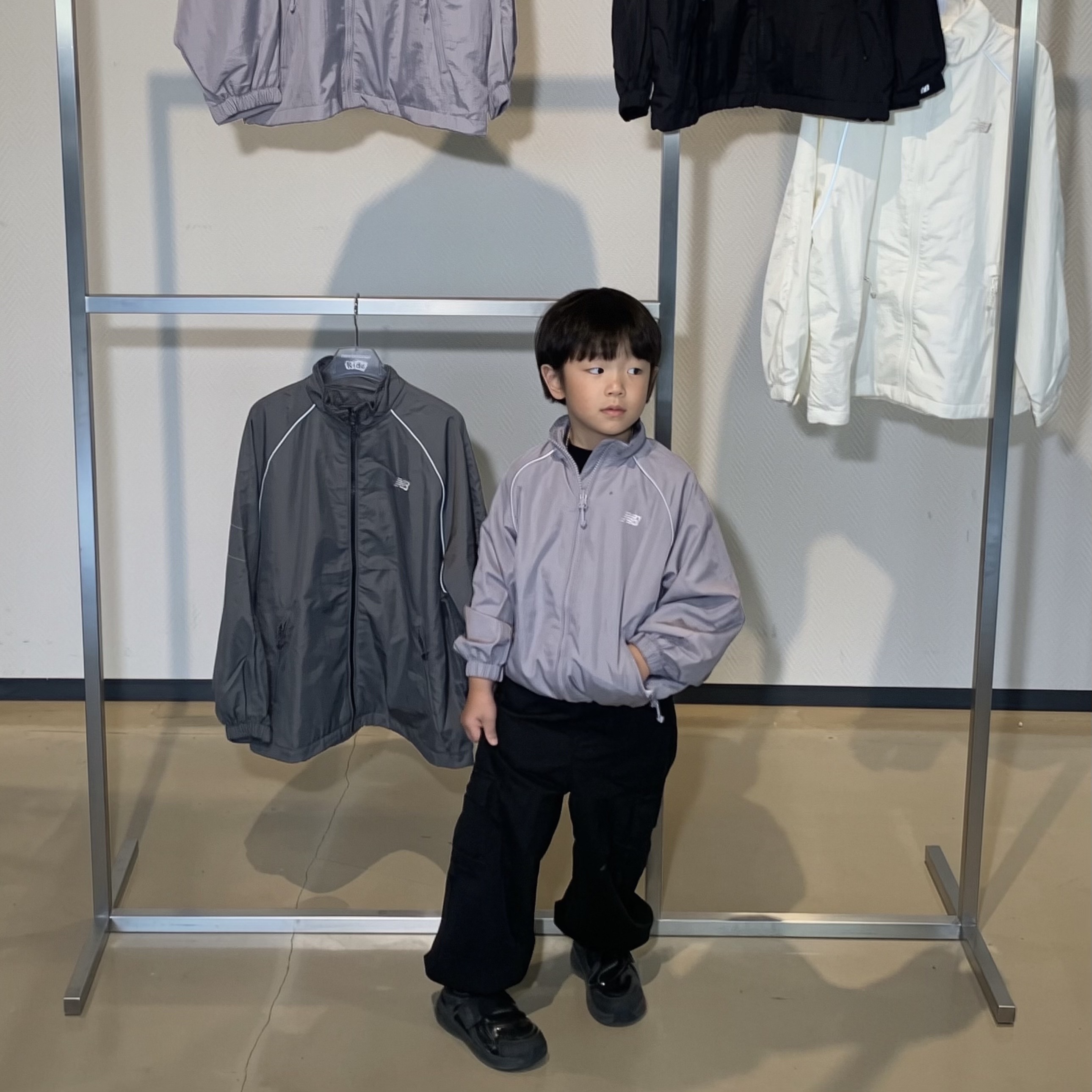 (Kids) New Balance Air Glossy Windbreaker Purple 착용 스타일 - 7
