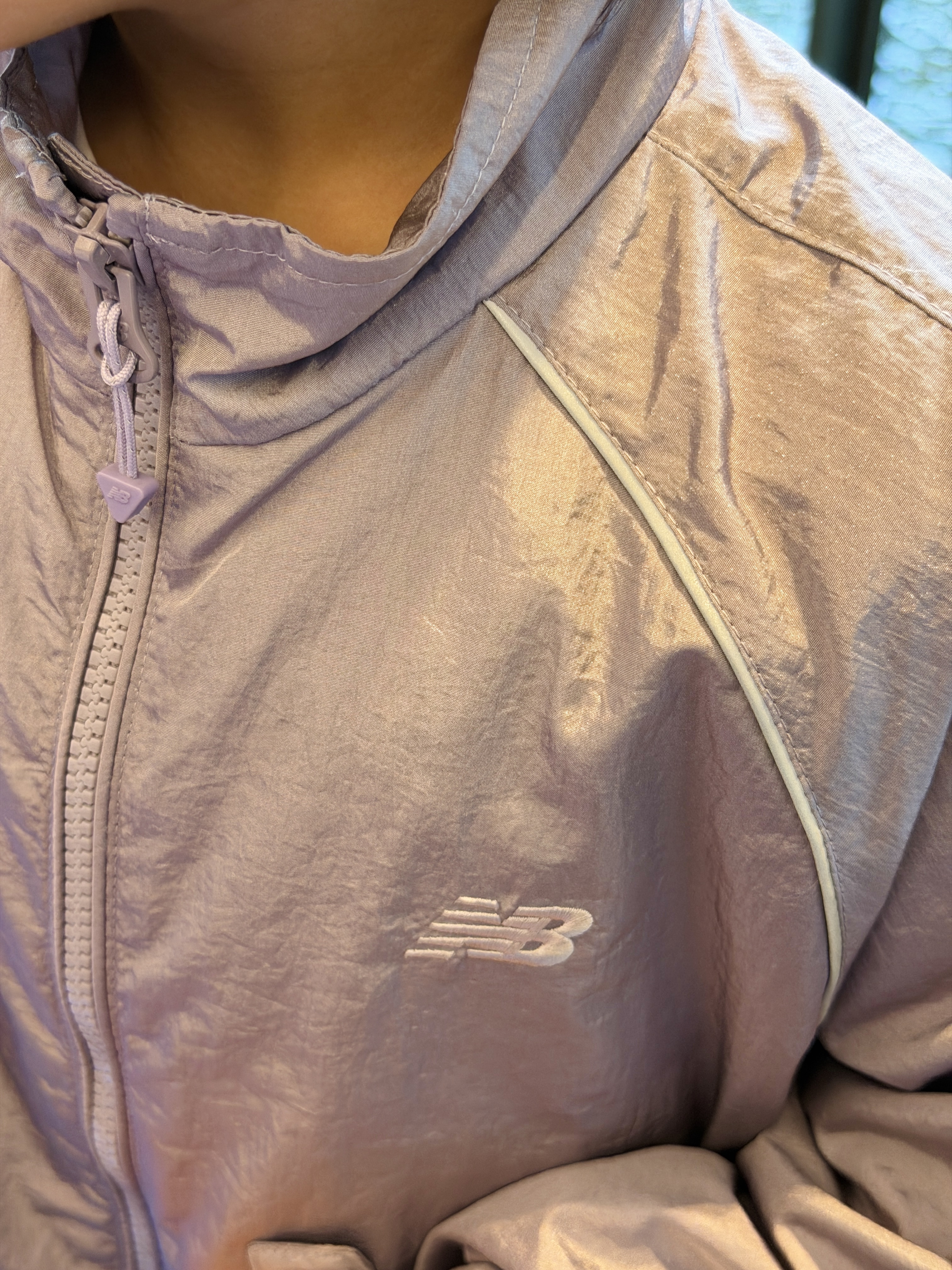 (Kids) New Balance Air Glossy Windbreaker Purple 착용 스타일 - 4