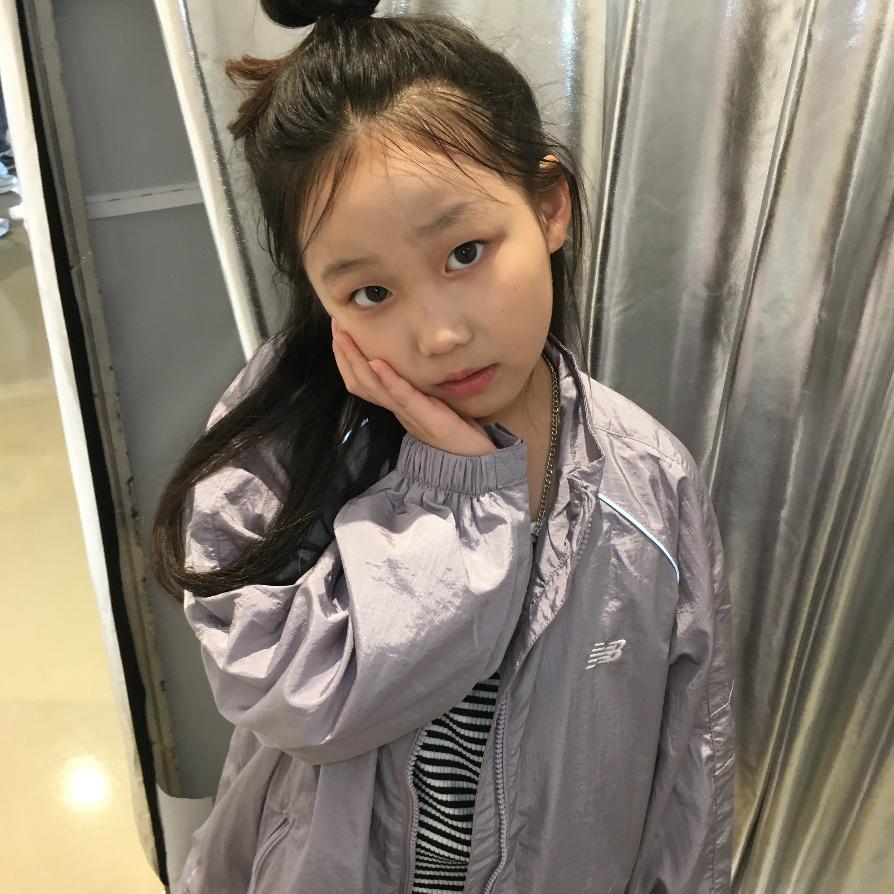 (Kids) New Balance Air Glossy Windbreaker Purple 착용 스타일 - 6