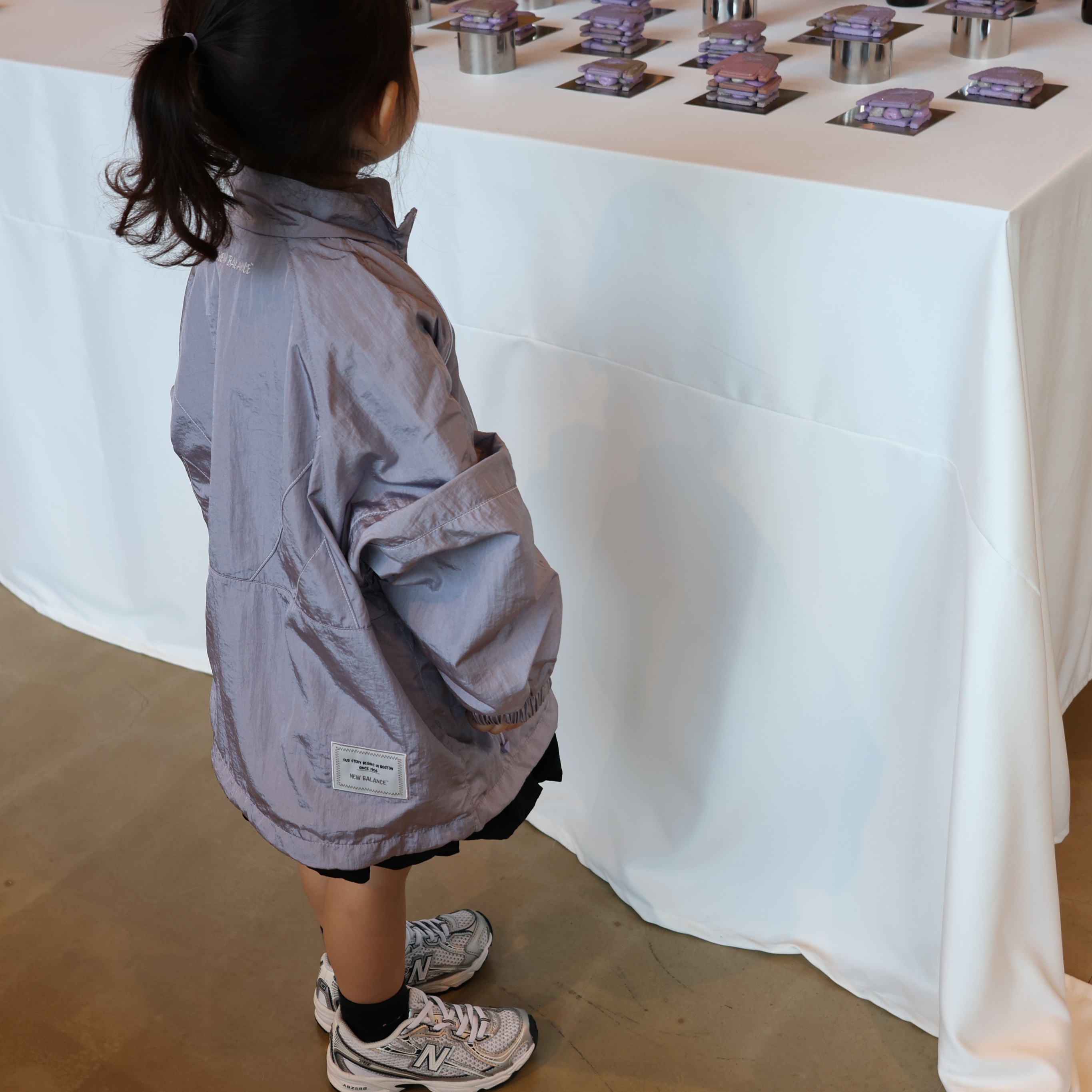 (Kids) New Balance Air Glossy Windbreaker Purple 착용 스타일 - 6