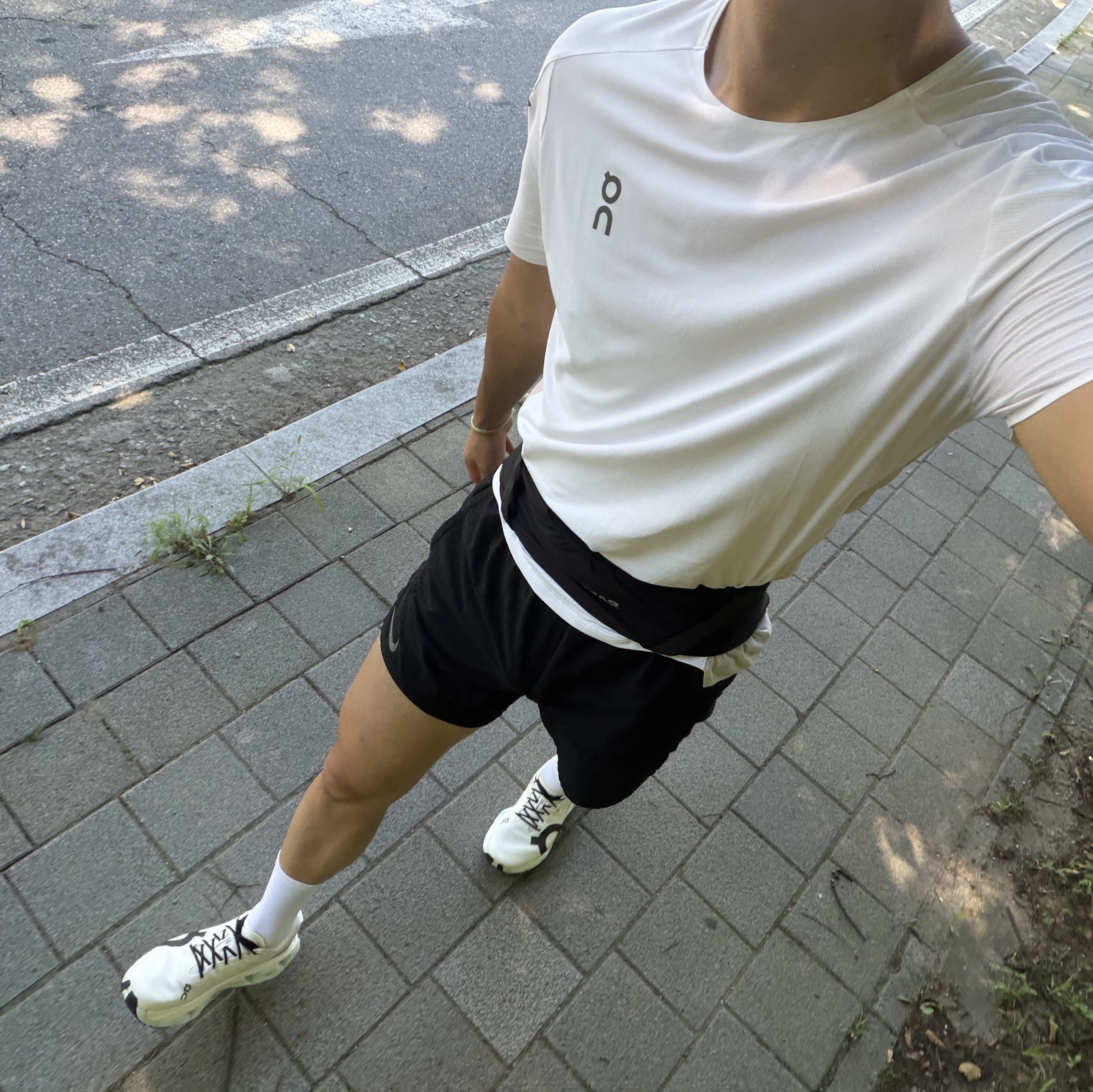 On Running Performance T-Shirt White Silver, Salomon Pulse Belt Black 착용 스타일 - 1