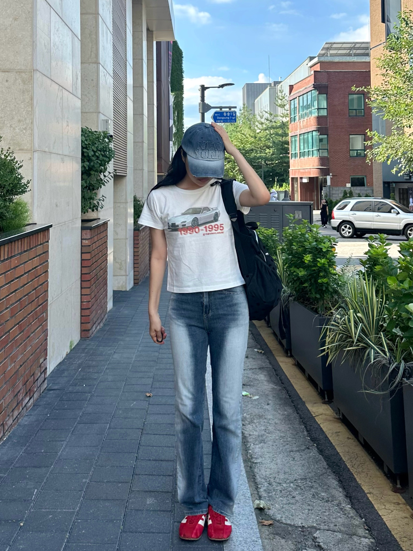 Thevinylhouse Old Car T-Shirt White 착용 스타일 - 4