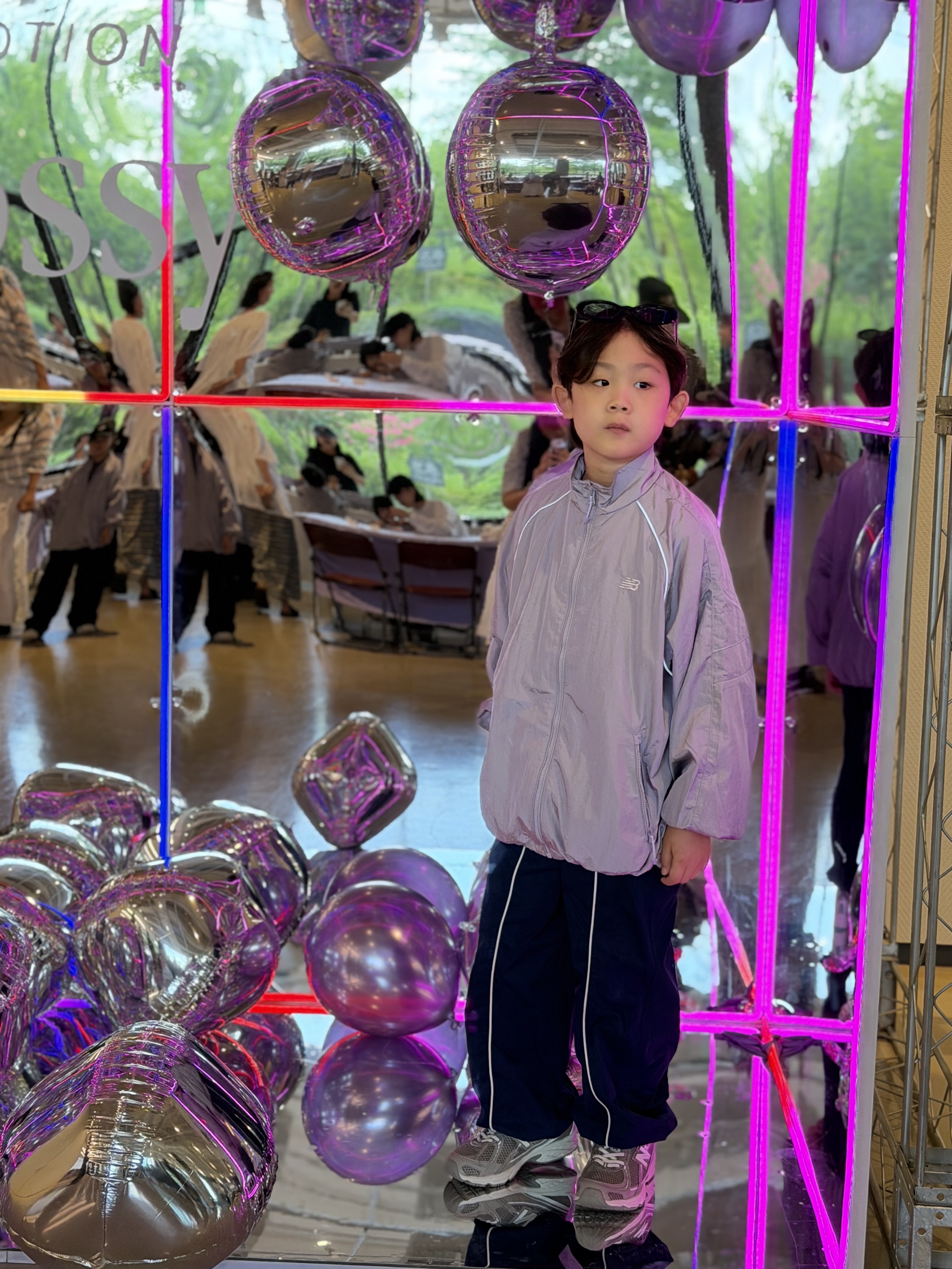 (Kids) New Balance Air Glossy Windbreaker Purple, (Kids) New Balance Air Glossy Windbreaker Black 착용 스타일 - 3