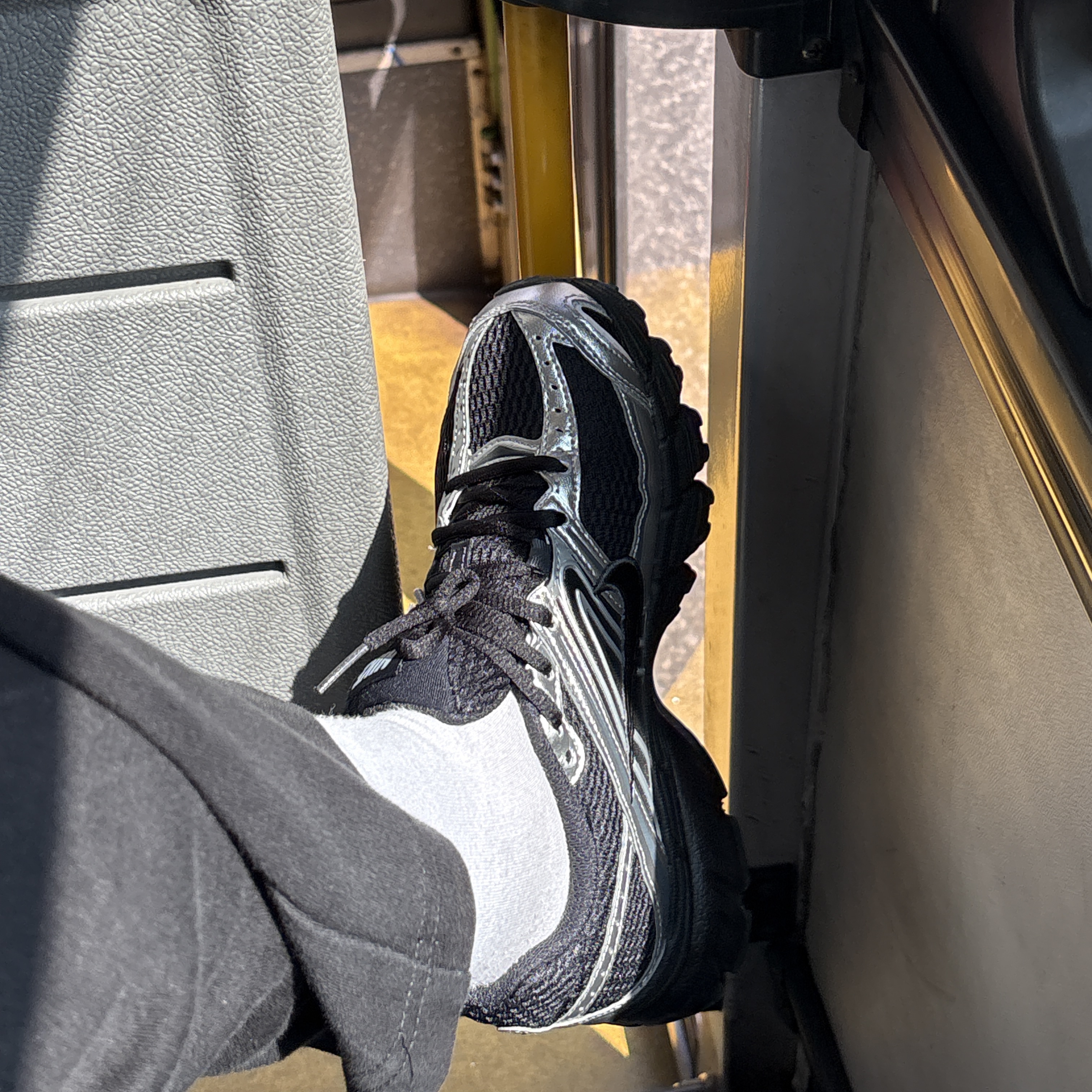 (W) Nike Air Max Moto 2K Black Metallic Silver 착용 스타일