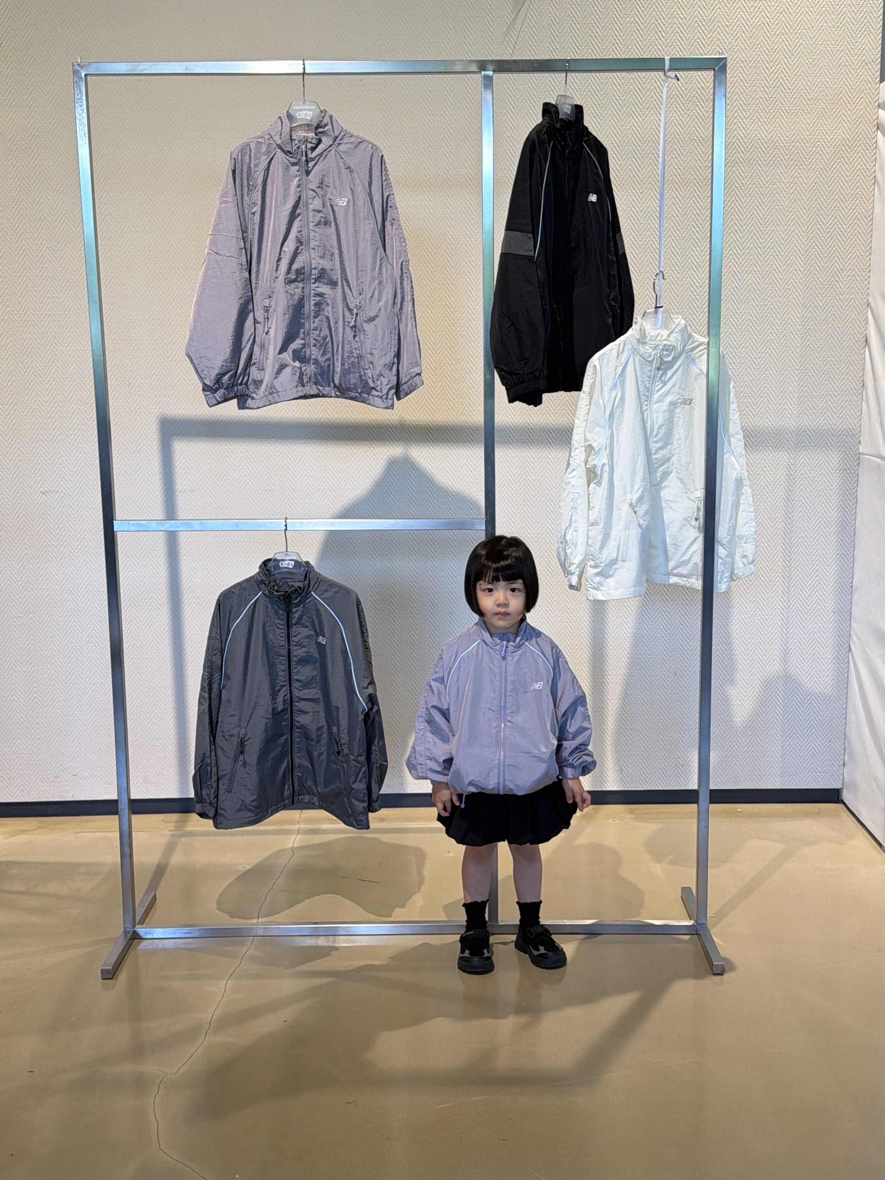 (Kids) New Balance Air Glossy Windbreaker Purple 착용 스타일 - 2
