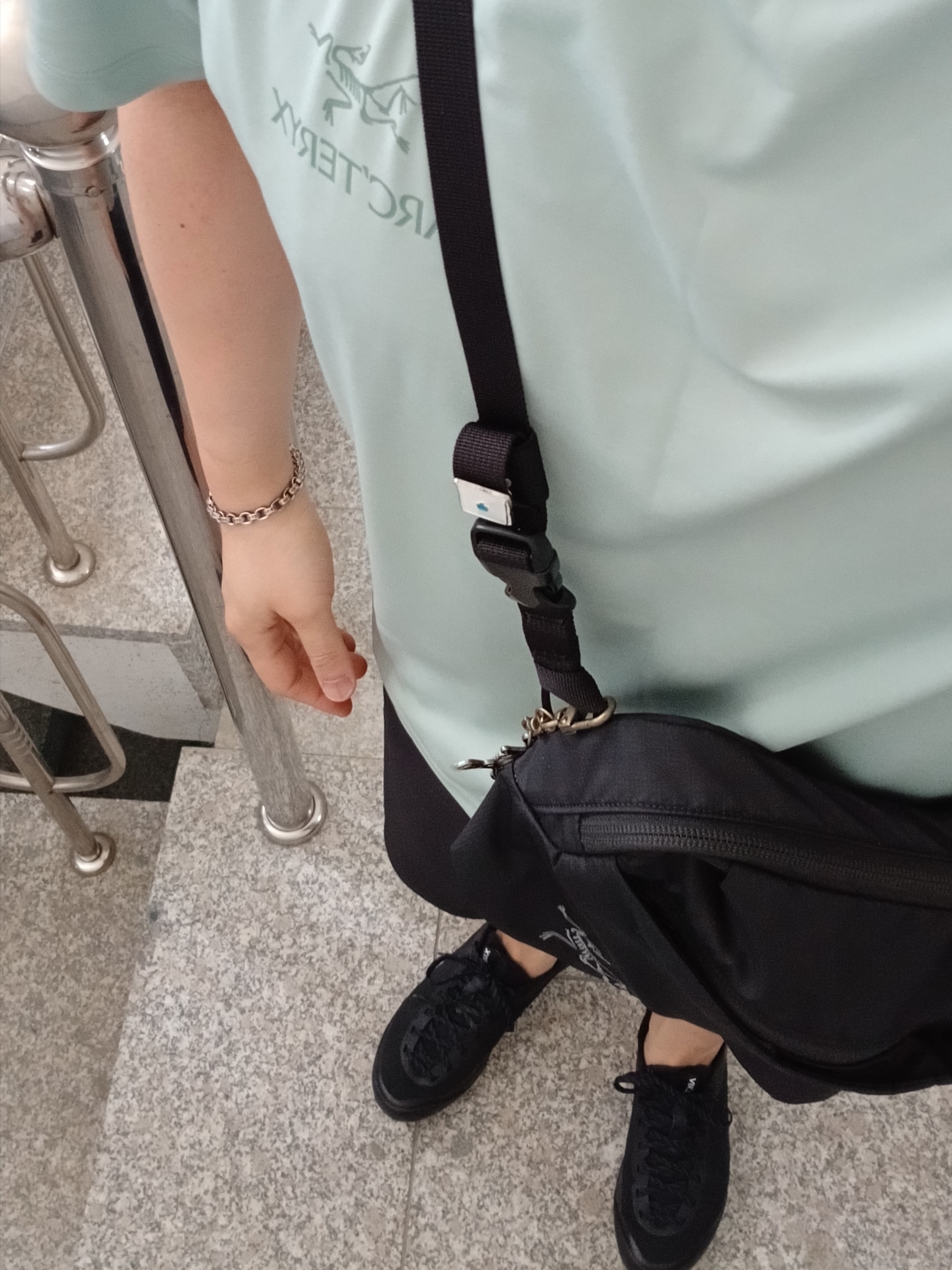 Arc'teryx Incendo Shorts 9 Inch Black, Arc'teryx Motus Arcword Crew SS T-Shirt Stone Green Heather 착용 스타일 - 7