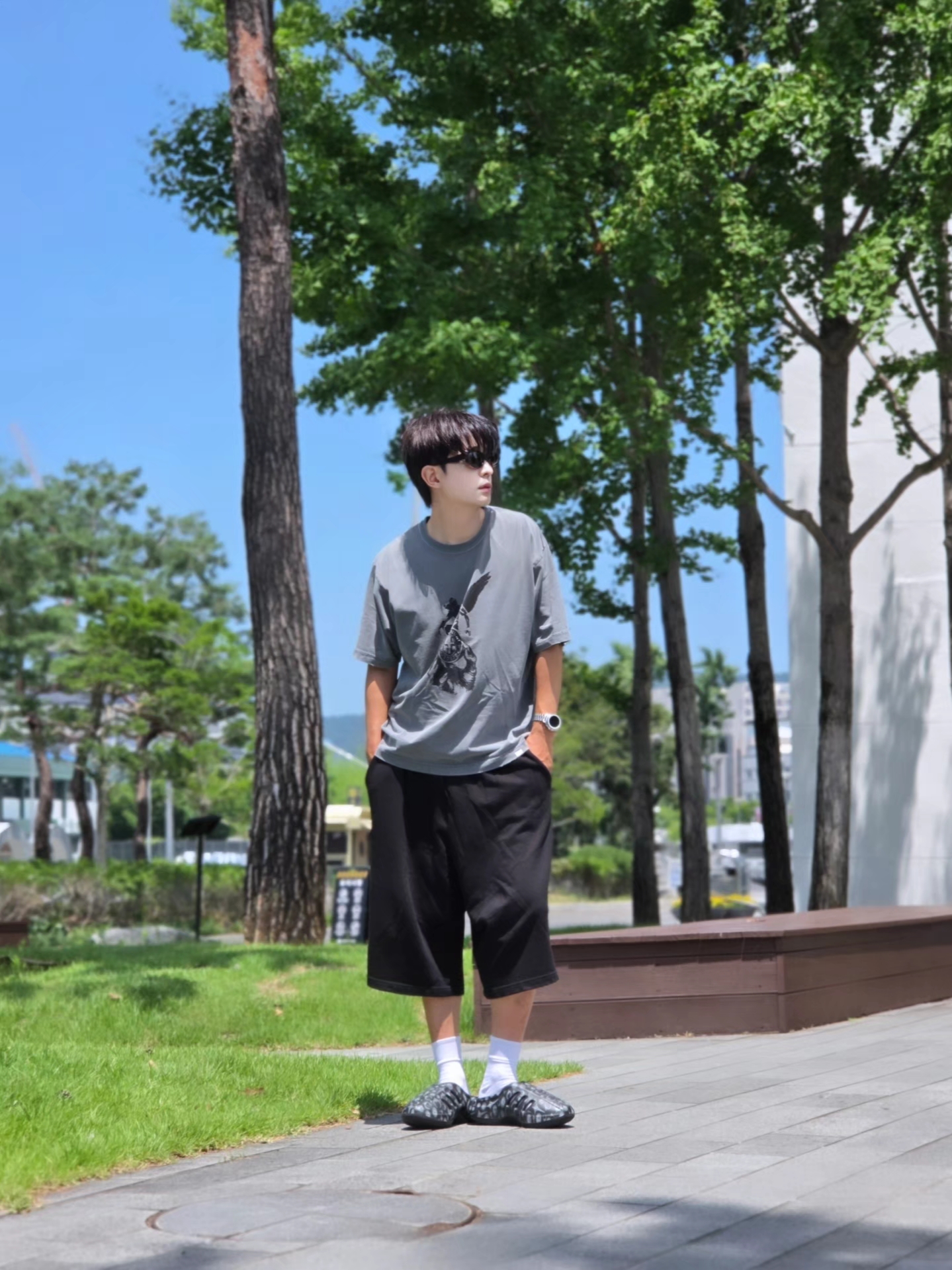 [KREAM 단독] NOMANUAL Devil Ring Damaged T-shirt Washed Charcoal, Adidas x Thug Club Adifom Iiinfinity Mule Core Black 착용 스타일 - 2