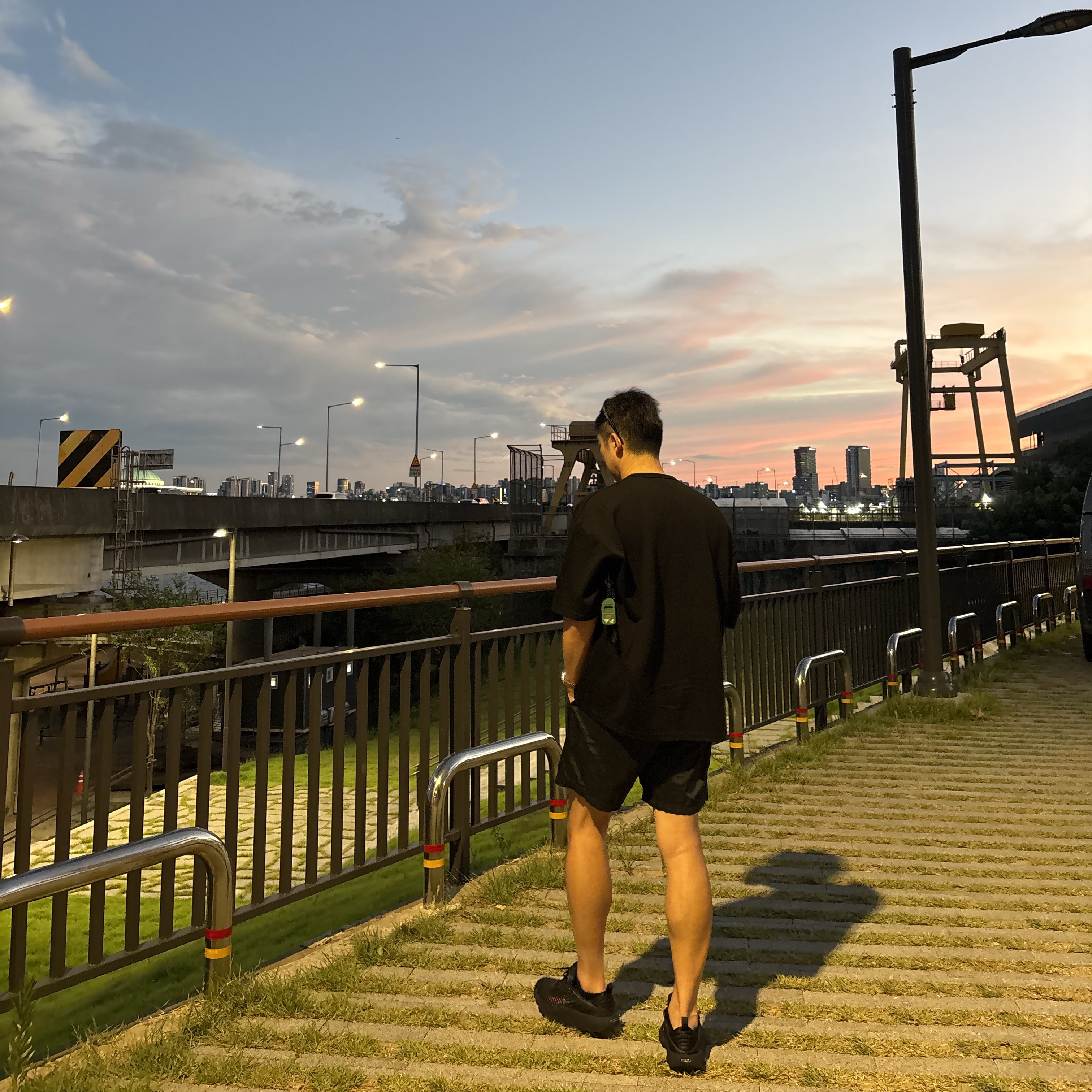 Nike Mind 002 Black Hyper Crimson, Stone Island B100004 Nylon Metal in Econyl Regular Fit Mid Length Swim Shorts with Pockets Black - 26SS 착용 스타일