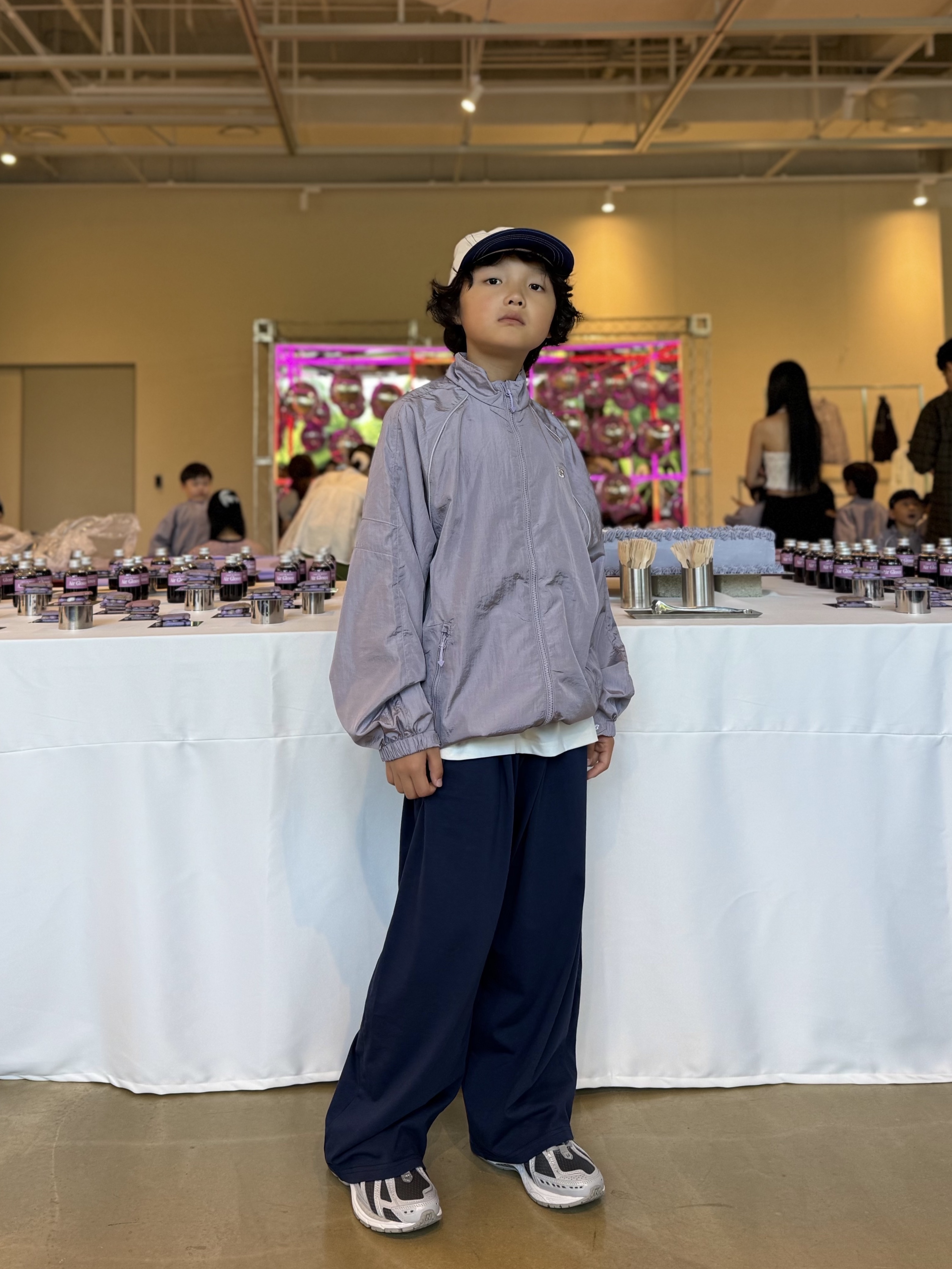 (Kids) New Balance Air Glossy Windbreaker Purple 착용 스타일 - 6