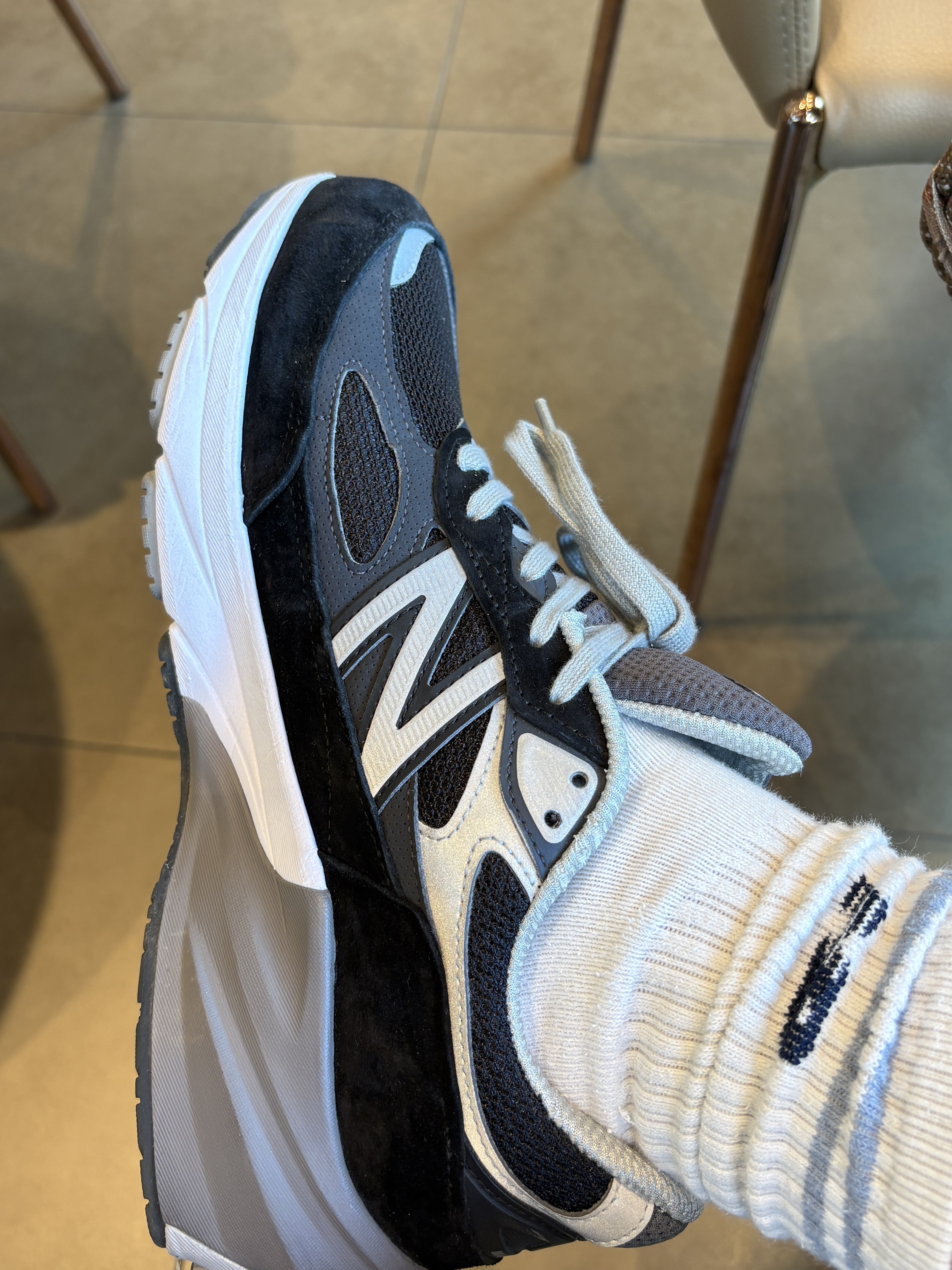 New Balance 990v6 Made in USA Black White 착용 스타일 - 2