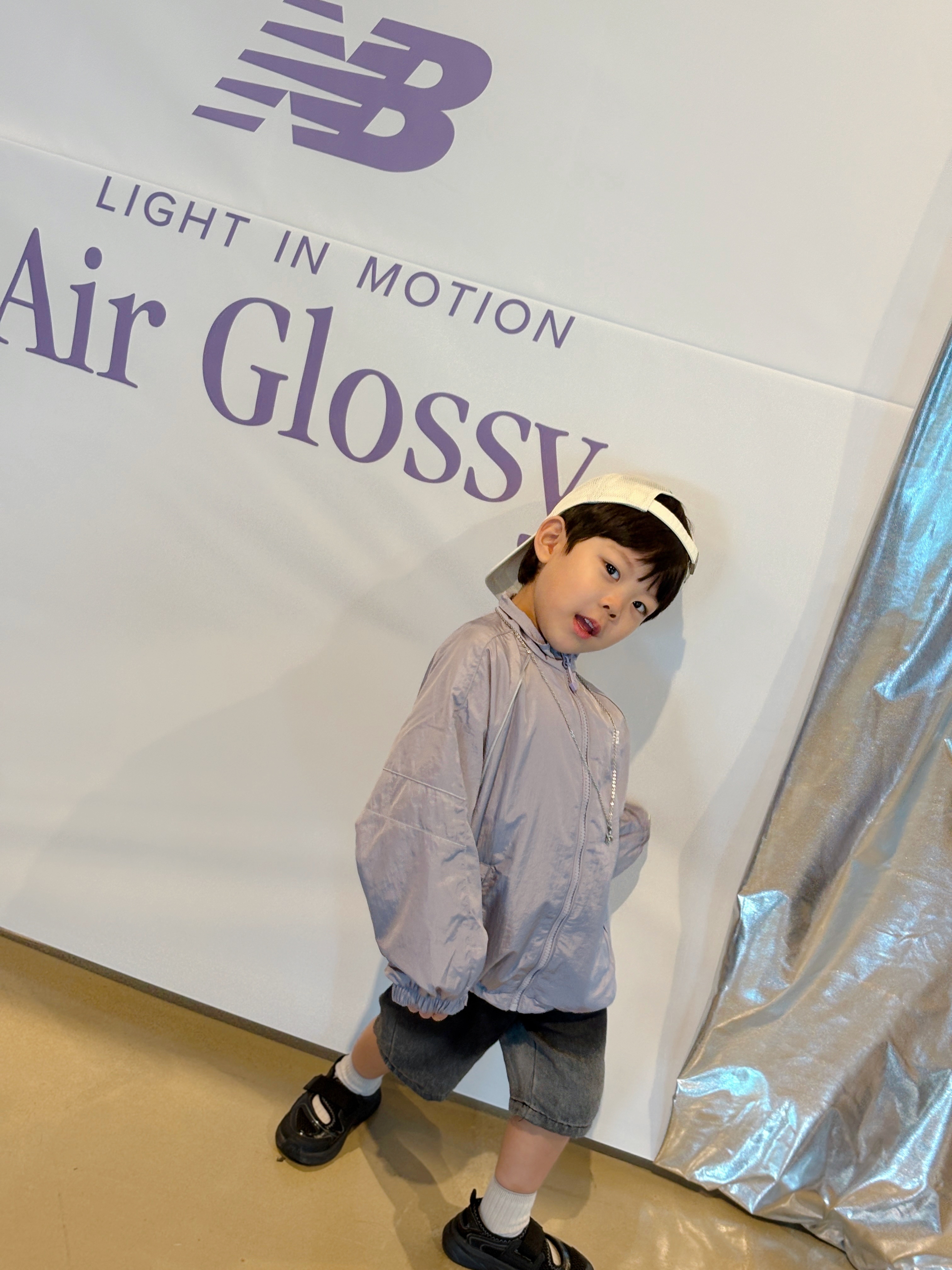 (Kids) New Balance Air Glossy Windbreaker Purple 착용 스타일 - 3