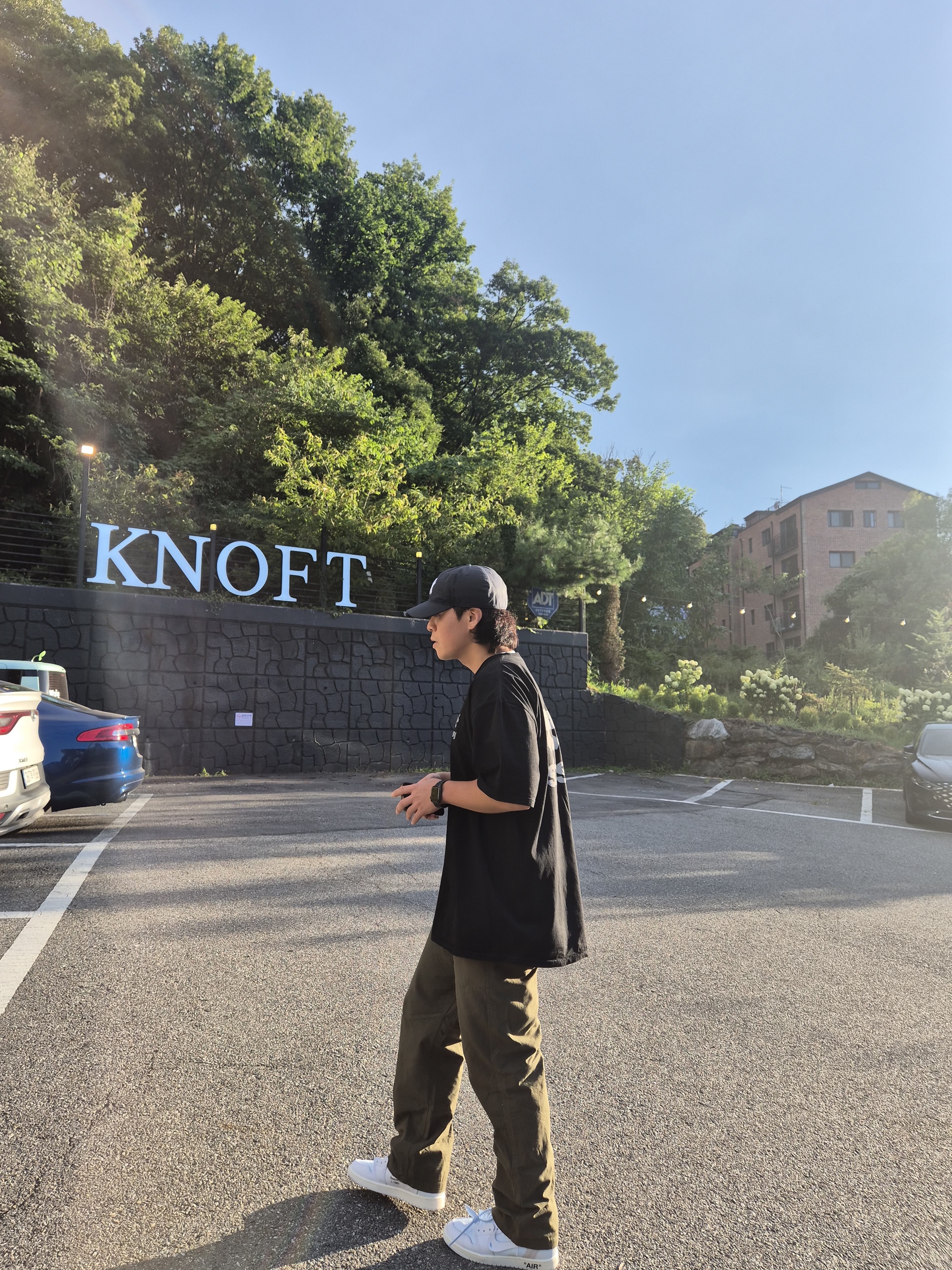 Jordan 1 x Virgil Abloh Archive Retro High Alaska White, Stussy Surfwalk Pigment Dyed T-Shirt Black 착용 스타일 - 1