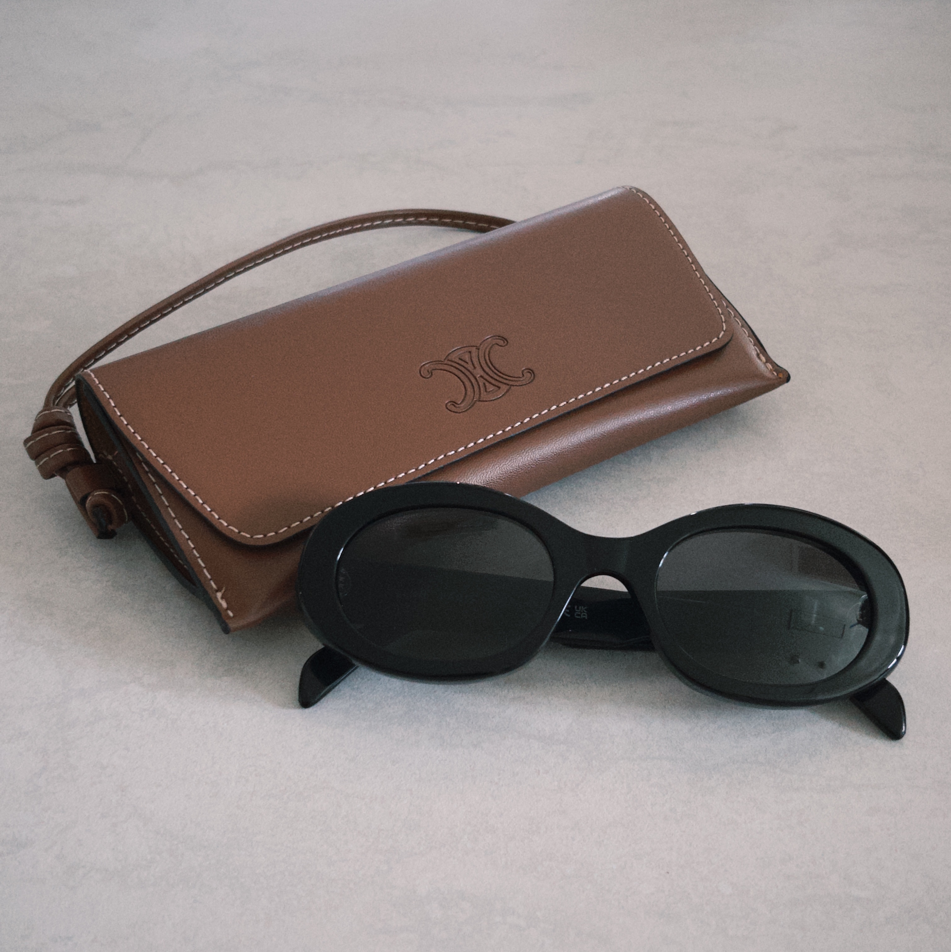 (W) Celine Triomphe 01 Sunglasses in Acetate Black 착용 스타일