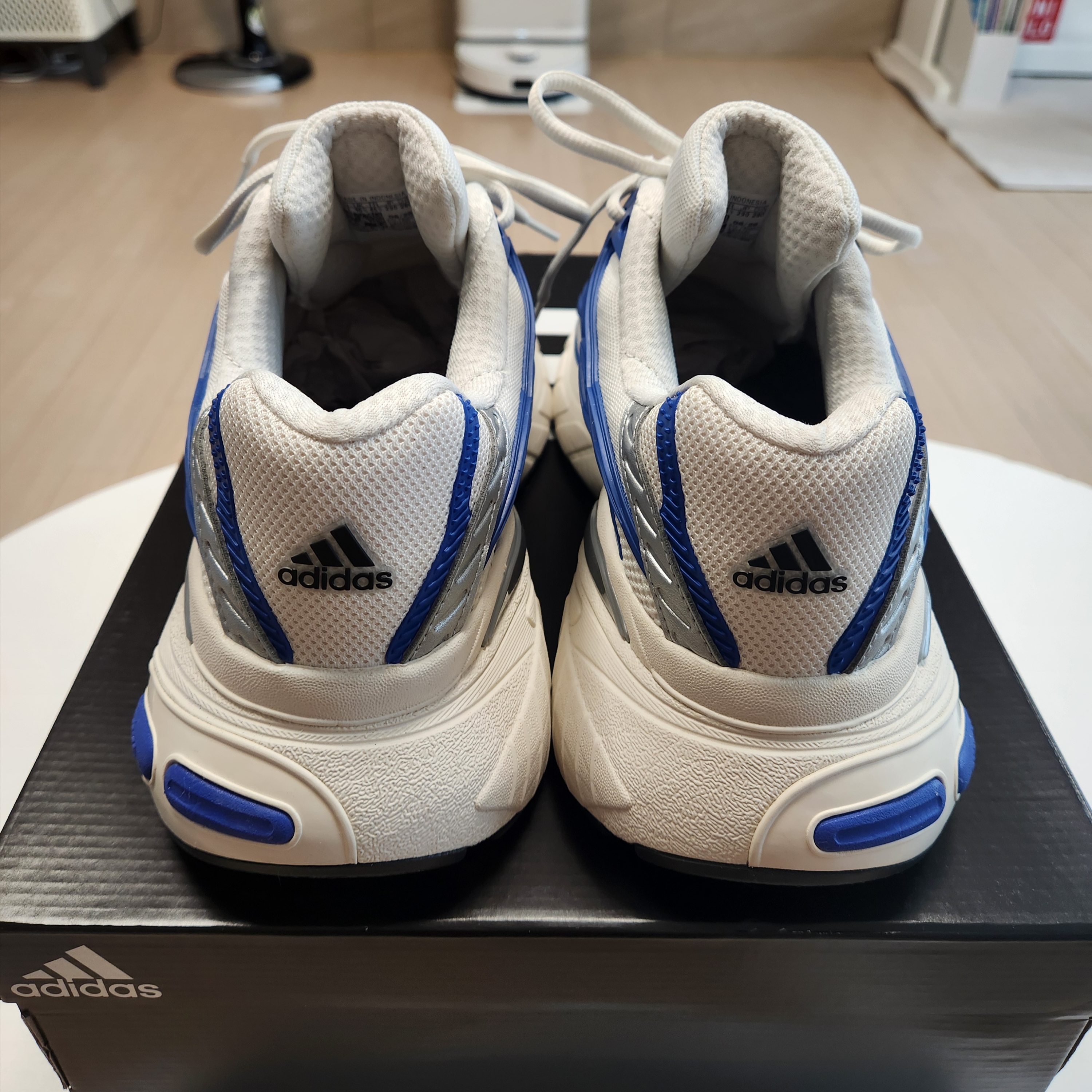 Adidas Adistar XLG 2.0 White Hi-Res Blue 착용 스타일 - 4