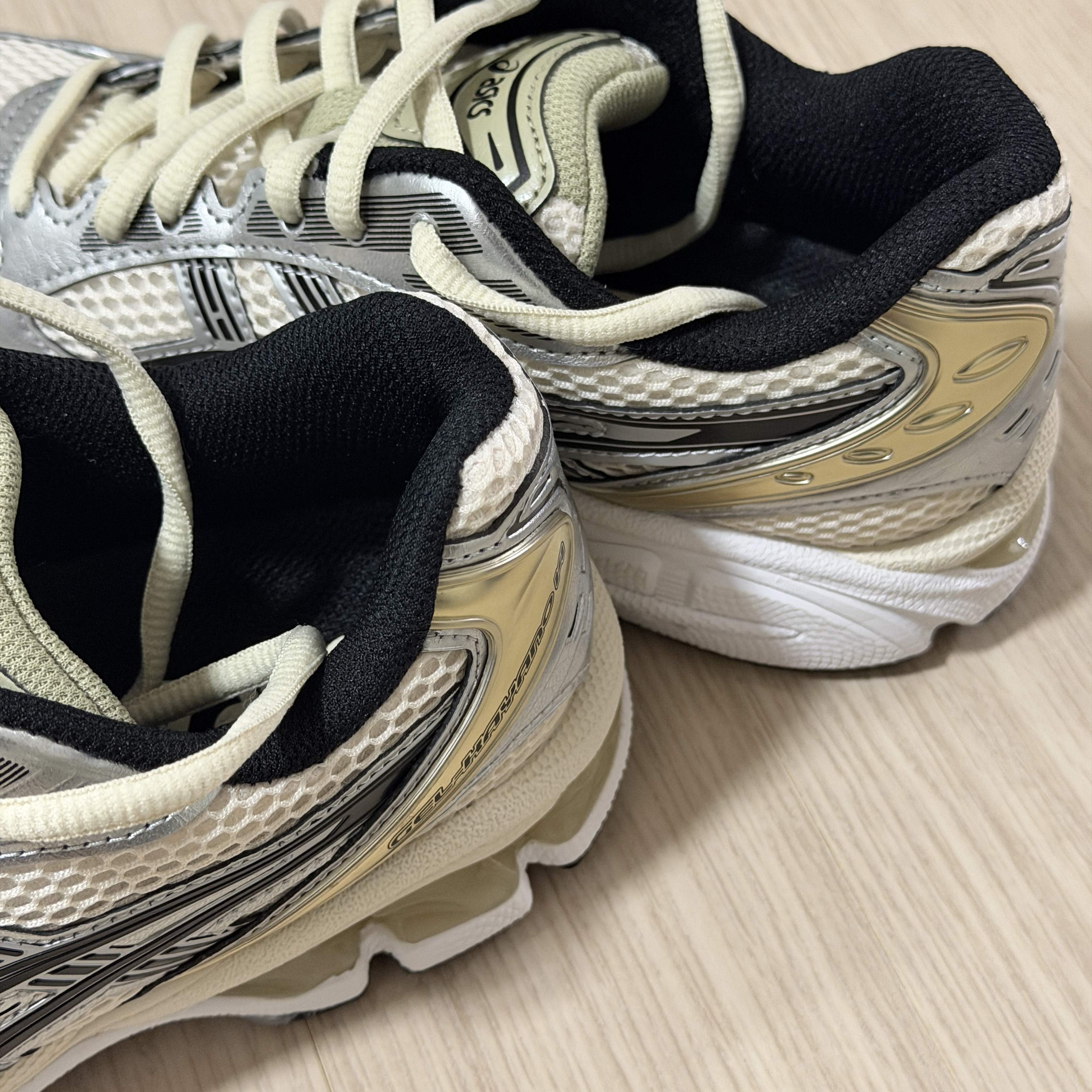 Asics Gel-Kayano 14 Birch Pure Silver 착용 스타일 - 2