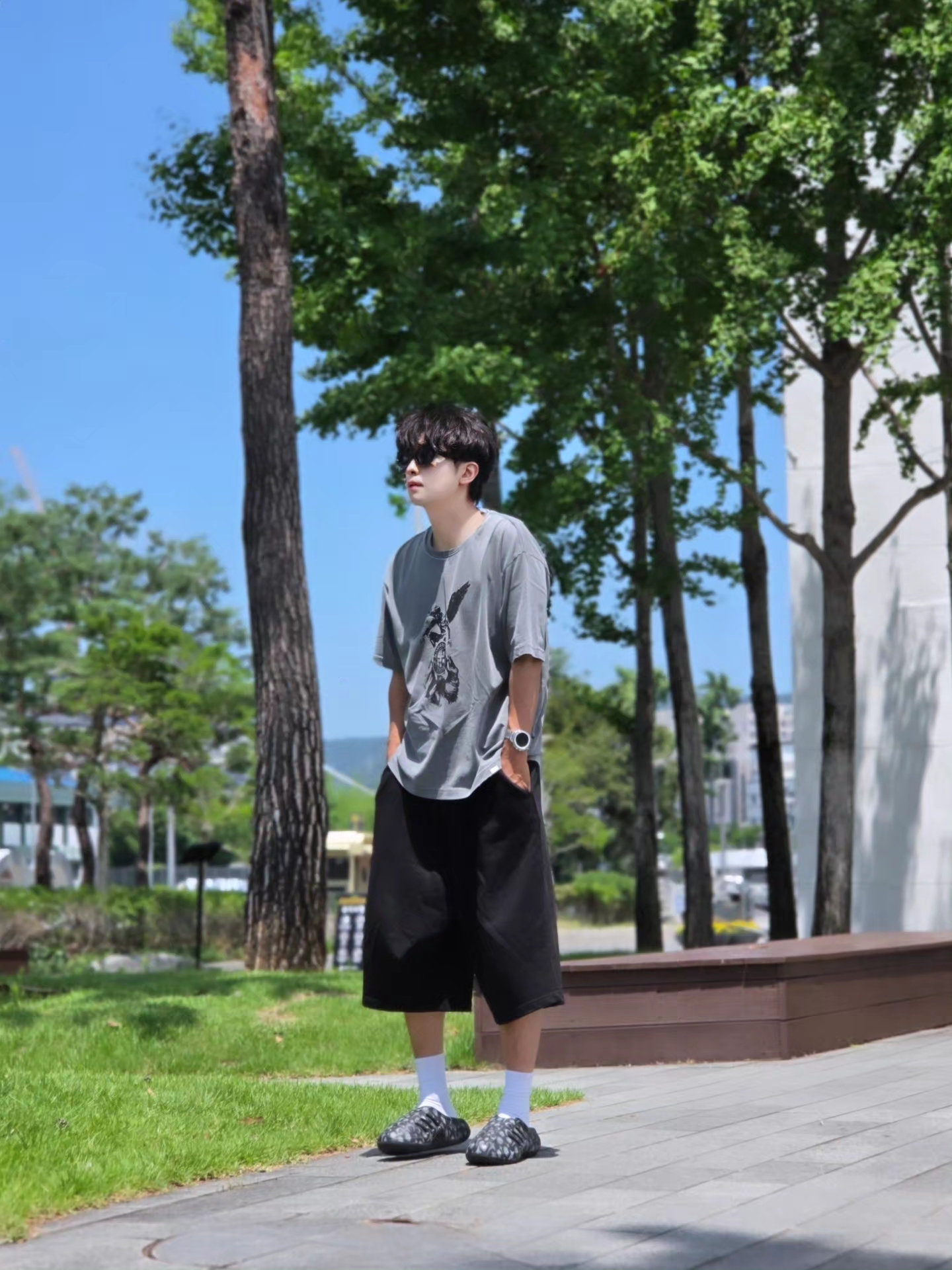 [KREAM 단독] NOMANUAL Devil Ring Damaged T-shirt Washed Charcoal, Adidas x Thug Club Adifom Iiinfinity Mule Core Black 착용 스타일 - 4