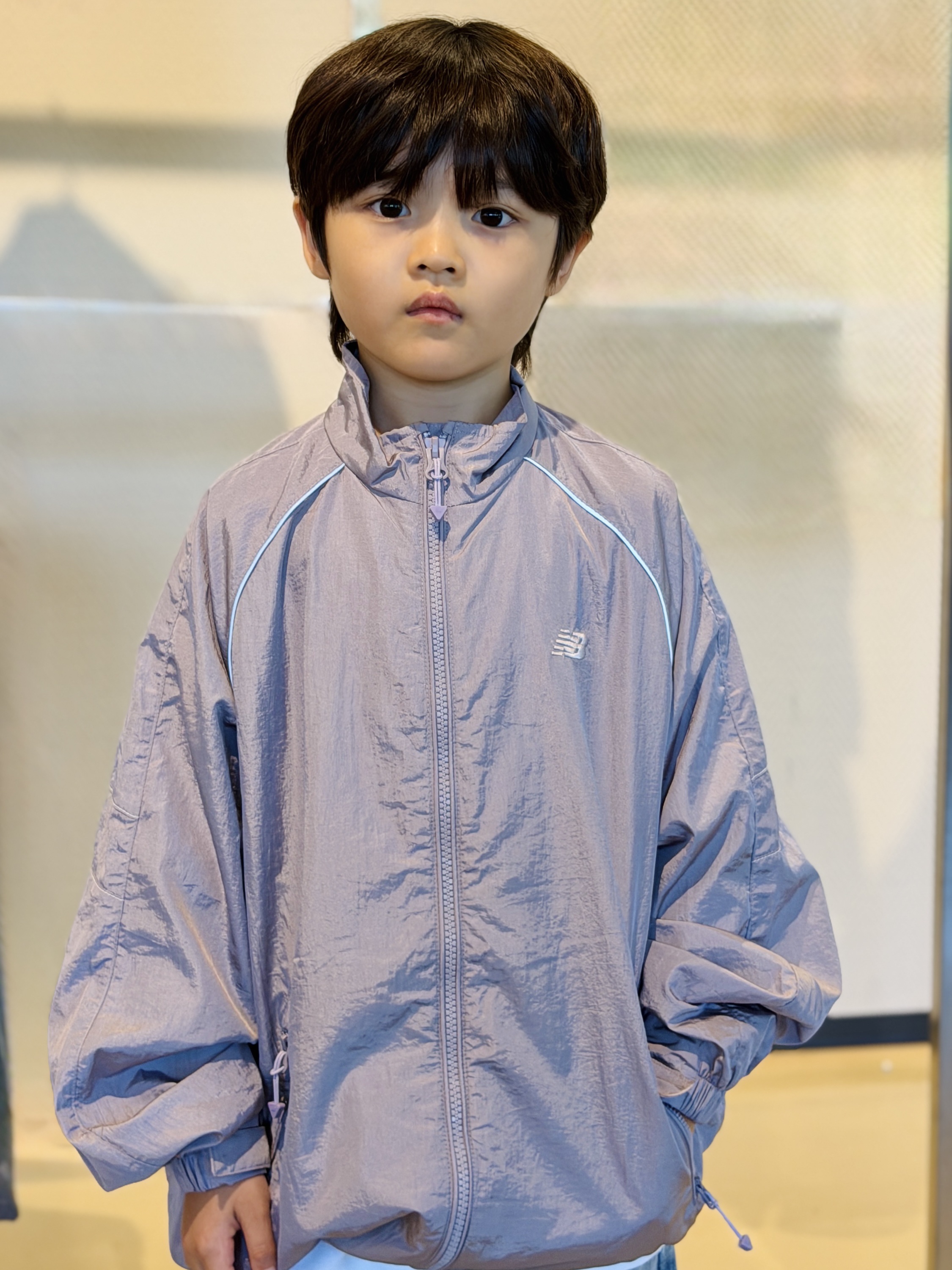 (Kids) New Balance Air Glossy Windbreaker Purple 착용 스타일 - 2