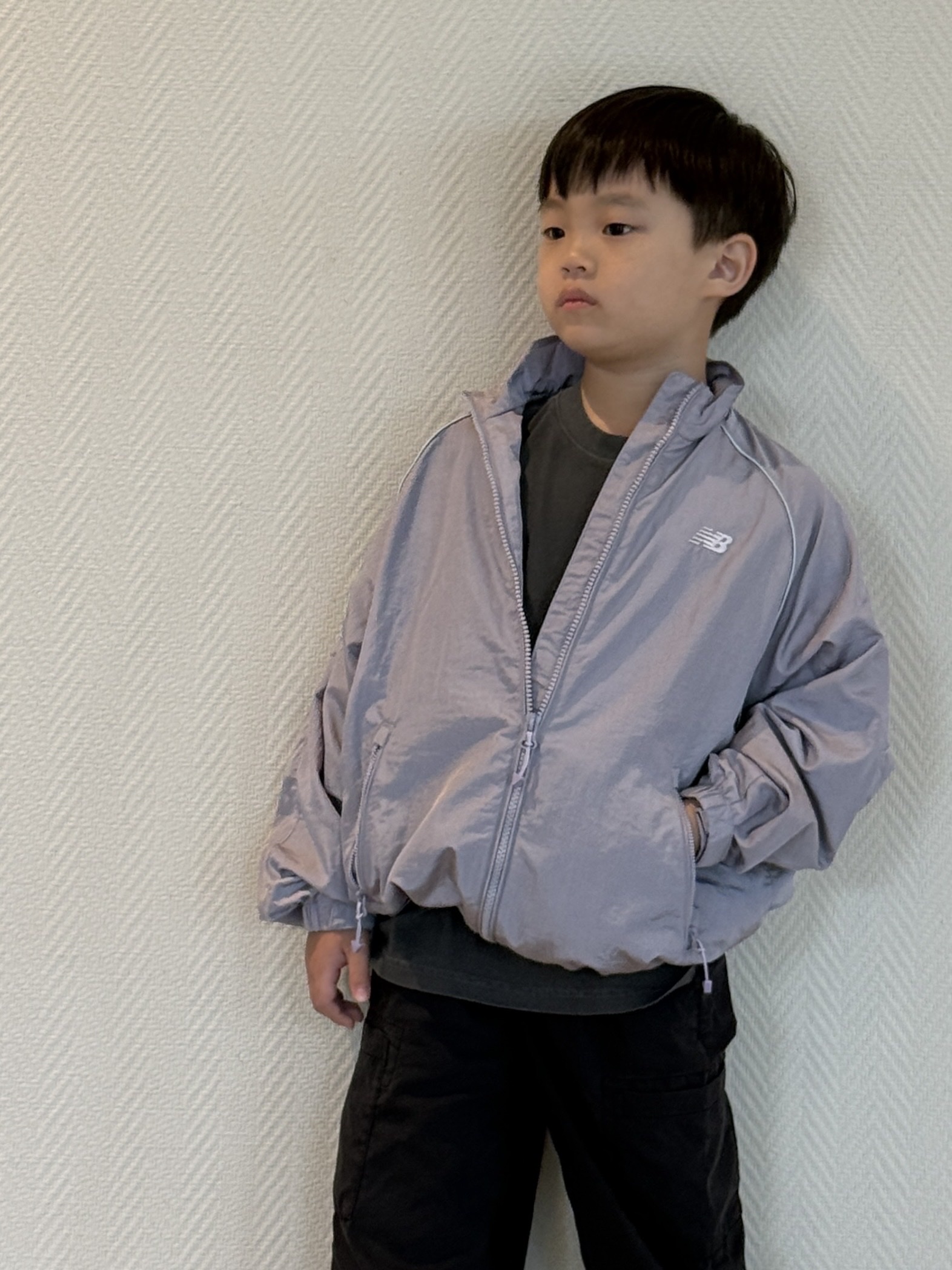 (Kids) New Balance Air Glossy Windbreaker Purple 착용 스타일 - 1